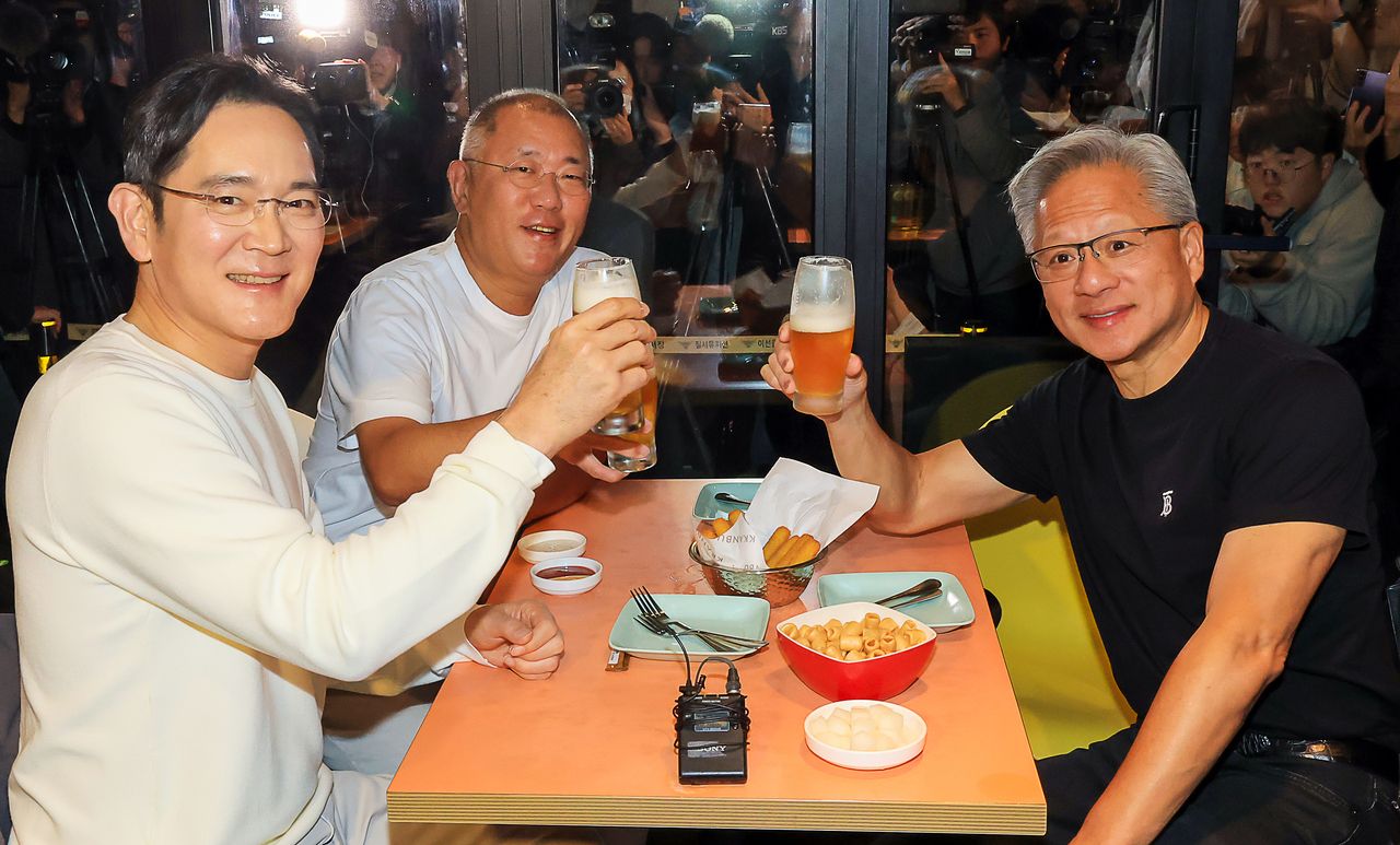 Jensen Huang ăn tối 'g&agrave; bia' c&ugrave;ng l&atilde;nh đạo Samsung v&agrave; Hyundai - Ảnh 1.