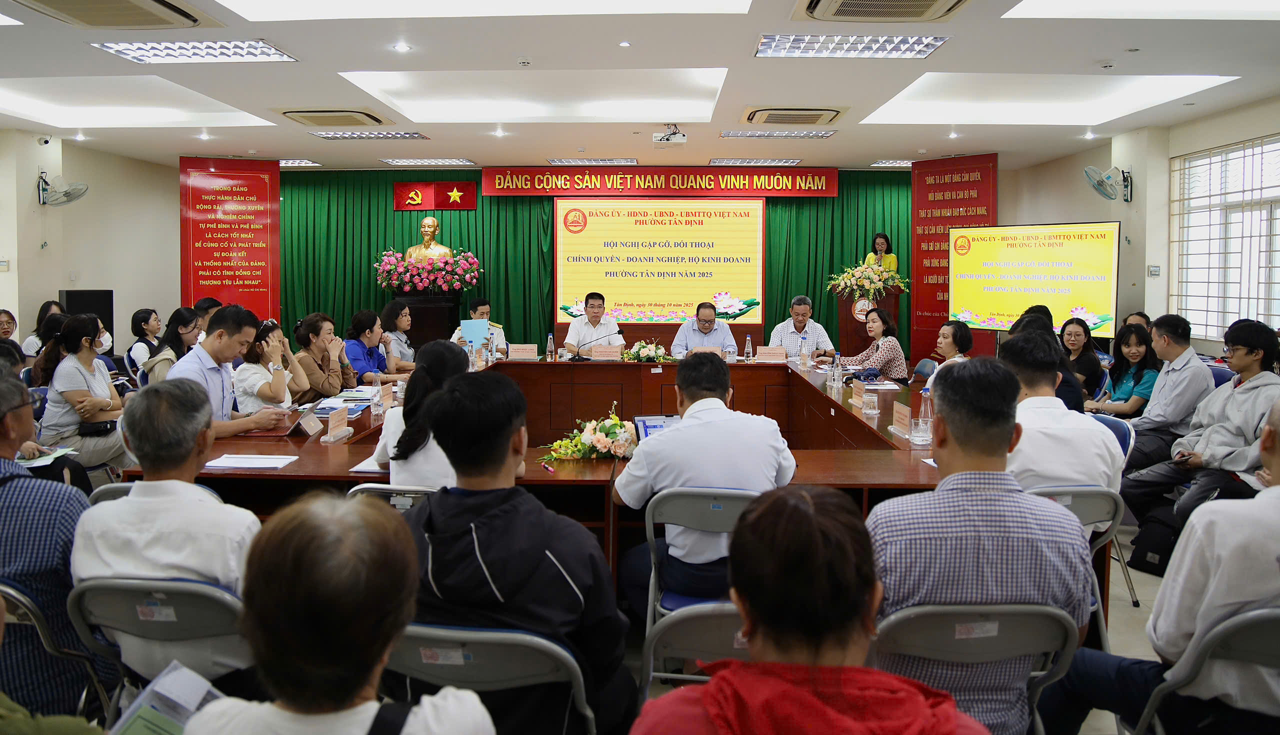 Phường Tân Định hỗ trợ tiểu thương chuyển đổi số , khẳng định đồng hành phát triển bền vững - Ảnh 1.