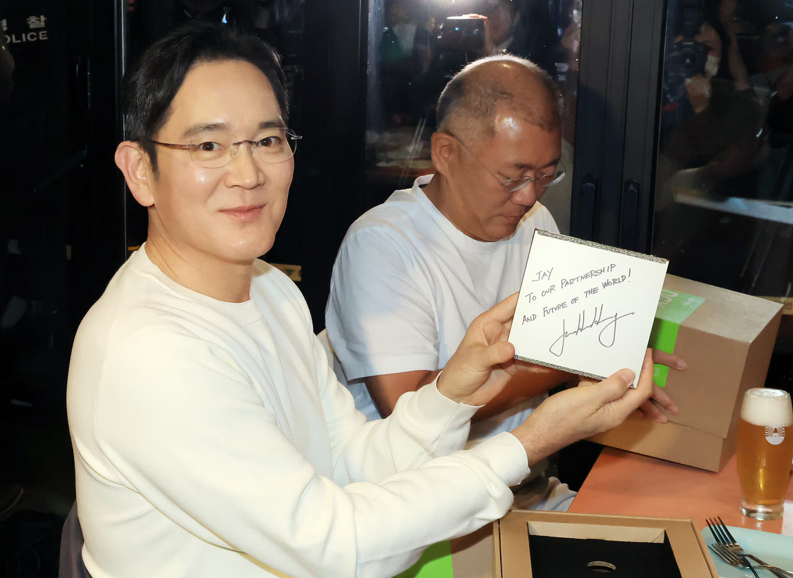 Jensen Huang ăn tối 'g&agrave; bia' c&ugrave;ng l&atilde;nh đạo Samsung v&agrave; Hyundai - Ảnh 3.