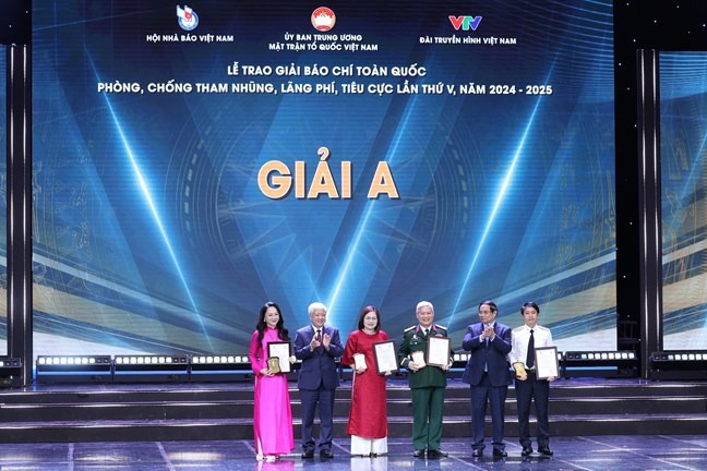 Thủ tướng Phạm Minh ch&iacute;nh ph&aacute;t biểu tại giải b&aacute;o ch&iacute; ph&ograve;ng chống tham nhũng , l&atilde;ng ph&iacute; - Ảnh 3.