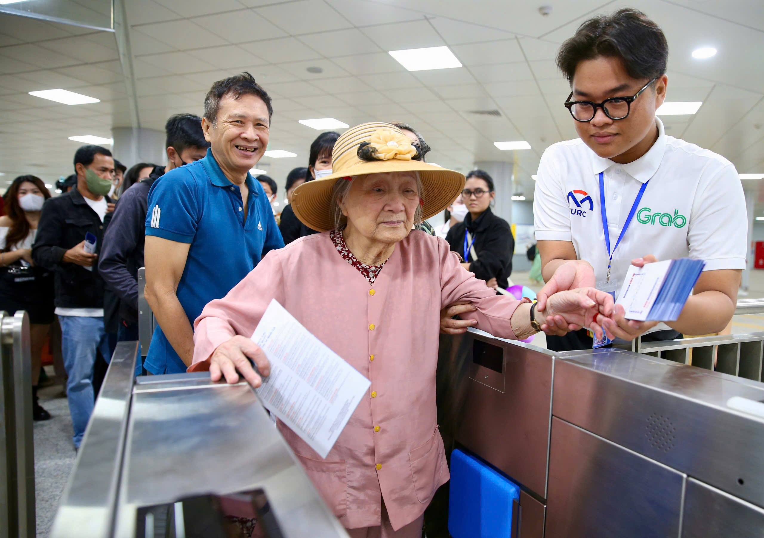 Metro số 1: 11/14 ga dừng bán vé giấy, chuyển sang điện tử - Ảnh 1.