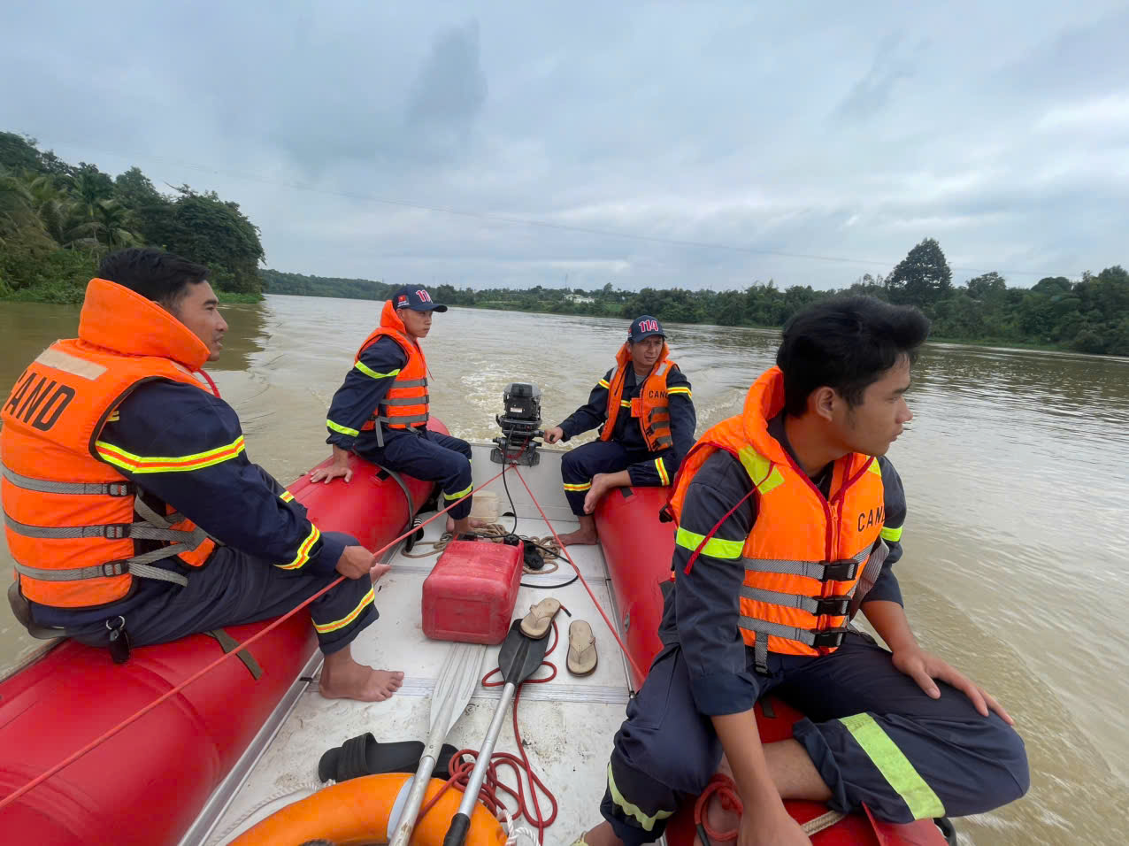 T&igrave;m thấy thi thể nam thanh ni&ecirc;n nghi nhảy cầu tự tử dưới s&ocirc;ng S&ecirc;r&ecirc;pốk - Ảnh 1.