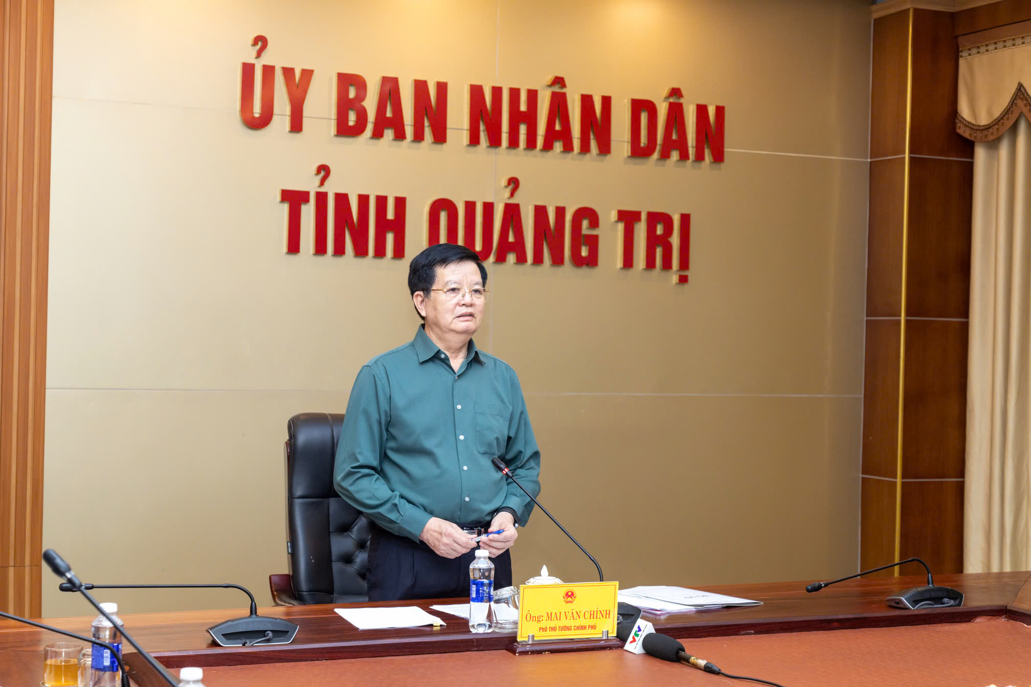 Phó Thủ tướng thăm người dân Quảng Trị giữa lũ lụt khắc nghiệt - Ảnh 2.