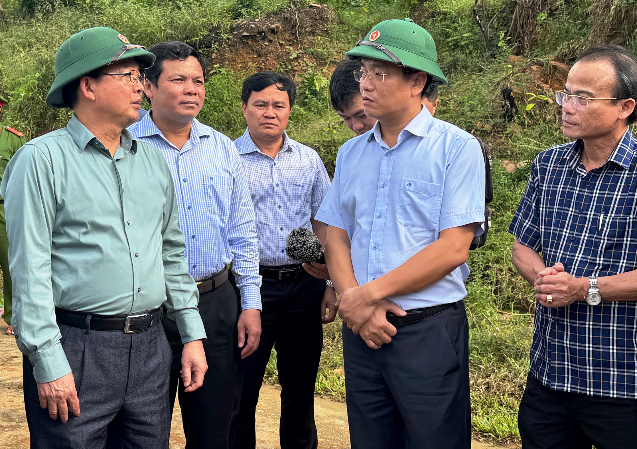 Ph&oacute; Thủ tướng Hồ Quốc Dũng kiểm tra c&ocirc;ng t&aacute;c khắc phục sạt lở tại Quảng Ng&atilde;i - Ảnh 1.