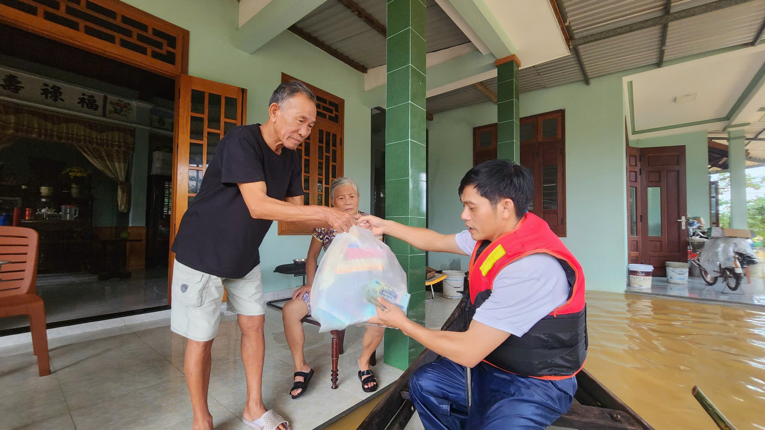 Ph&oacute;ng vi&ecirc;n B&aacute;o Người Lao Động xuy&ecirc;n d&ograve;ng nước dữ, mang qu&agrave; cứu trợ đến người d&acirc;n v&ugrave;ng lũ - Ảnh 7.