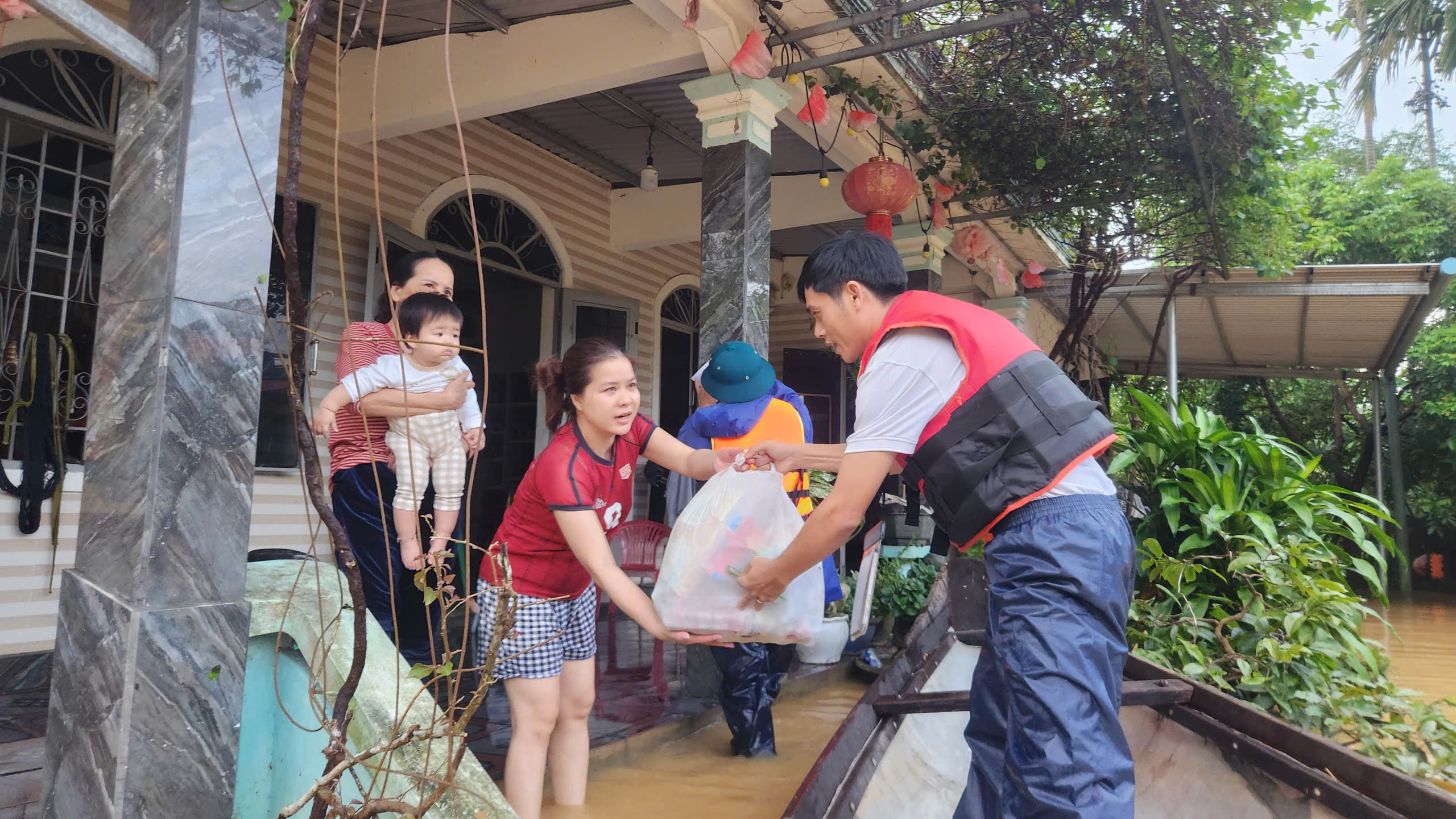 Ph&oacute;ng vi&ecirc;n B&aacute;o Người Lao Động xuy&ecirc;n d&ograve;ng nước dữ, mang qu&agrave; cứu trợ đến người d&acirc;n v&ugrave;ng lũ - Ảnh 6.