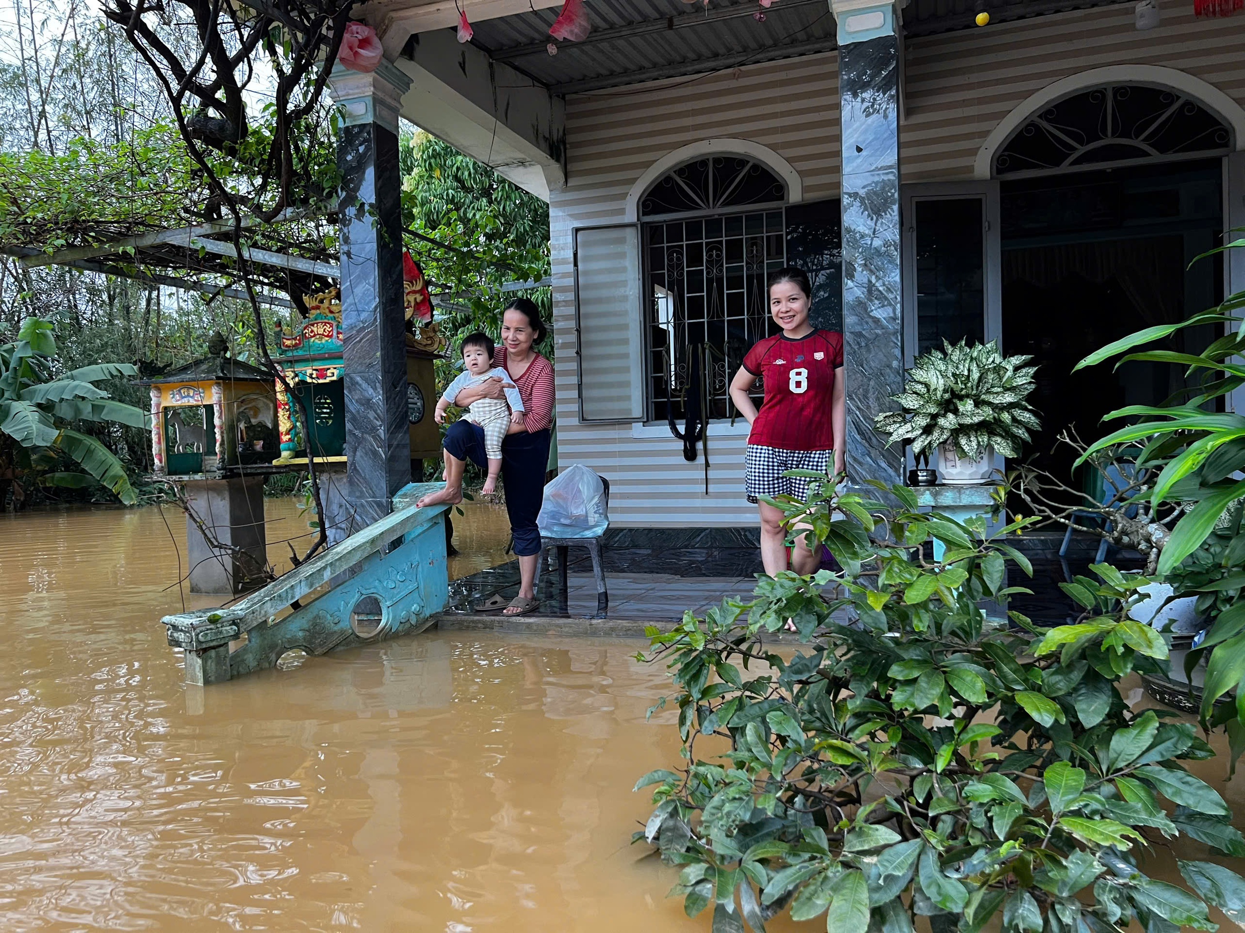 Ph&oacute;ng vi&ecirc;n B&aacute;o Người Lao Động xuy&ecirc;n d&ograve;ng nước dữ, mang qu&agrave; cứu trợ đến người d&acirc;n v&ugrave;ng lũ - Ảnh 2.