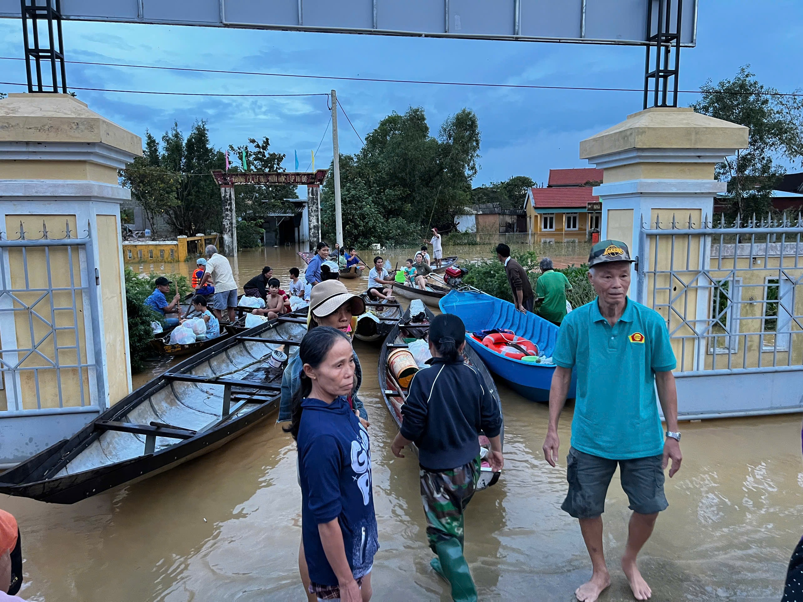 Ph&oacute;ng vi&ecirc;n B&aacute;o Người Lao Động xuy&ecirc;n d&ograve;ng nước dữ, mang qu&agrave; cứu trợ đến người d&acirc;n v&ugrave;ng lũ - Ảnh 1.