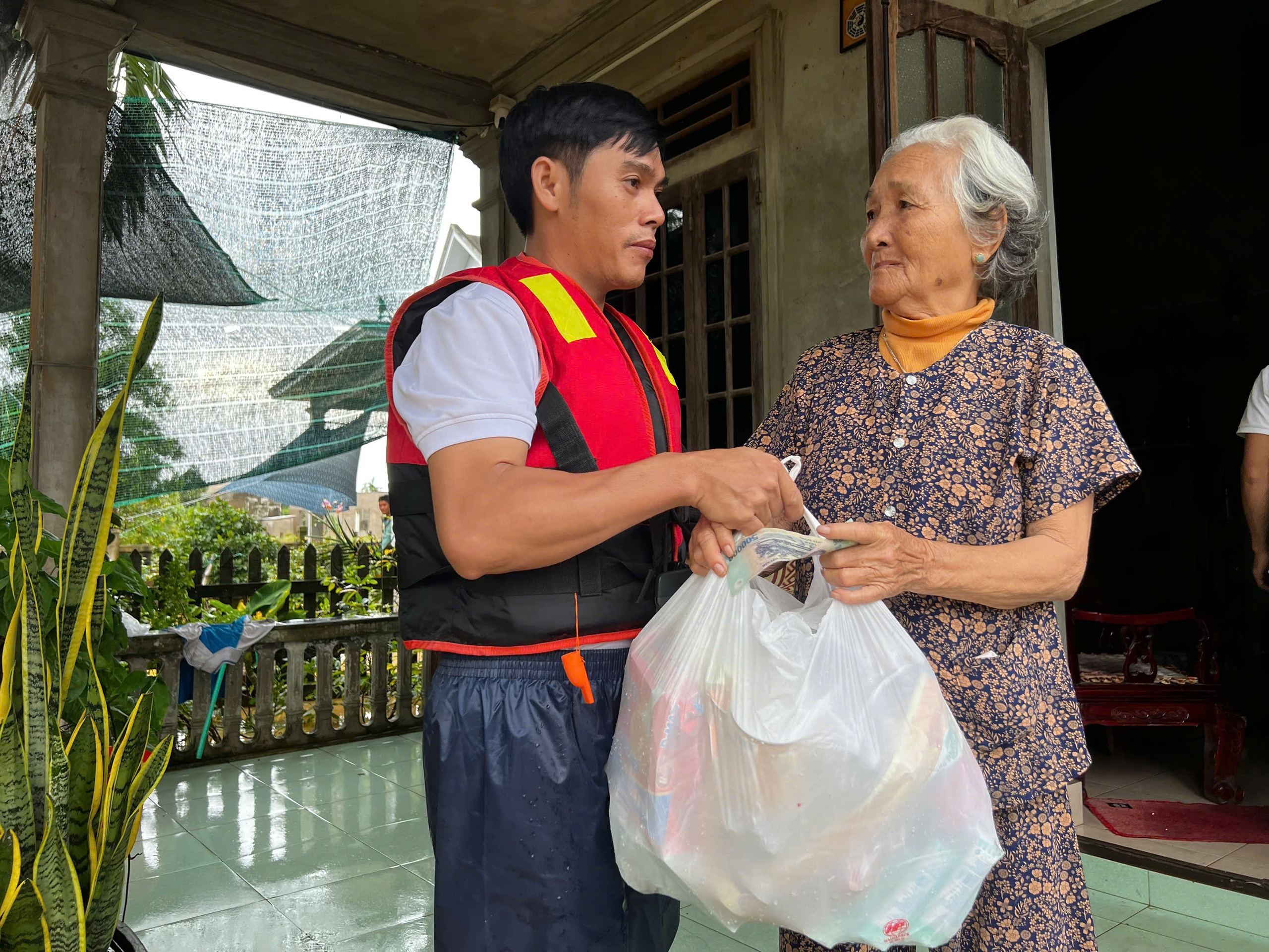 Ph&oacute;ng vi&ecirc;n B&aacute;o Người Lao Động xuy&ecirc;n d&ograve;ng nước dữ, mang qu&agrave; cứu trợ đến người d&acirc;n v&ugrave;ng lũ - Ảnh 4.
