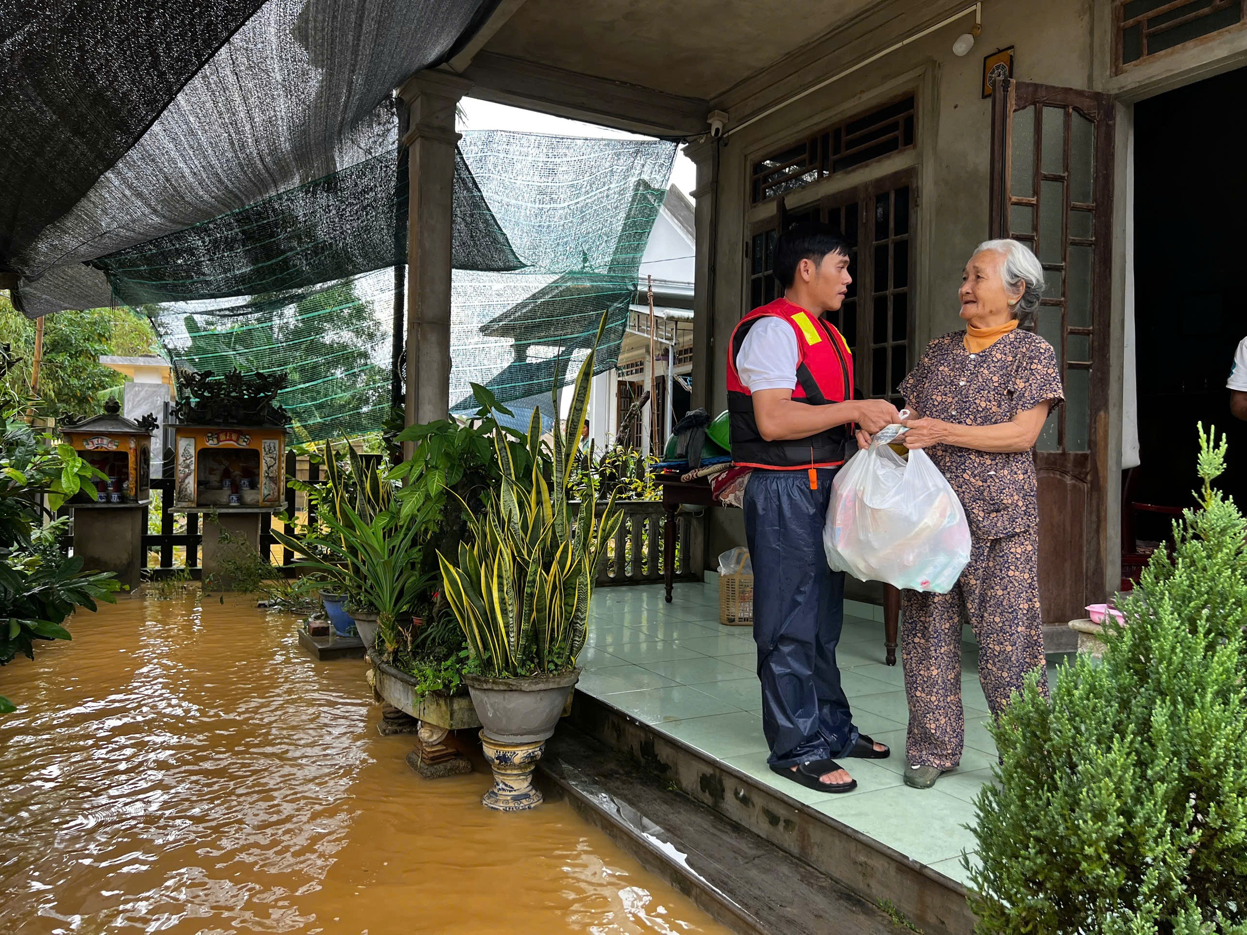 Ph&oacute;ng vi&ecirc;n B&aacute;o Người Lao Động xuy&ecirc;n d&ograve;ng nước dữ, mang qu&agrave; cứu trợ đến người d&acirc;n v&ugrave;ng lũ - Ảnh 3.