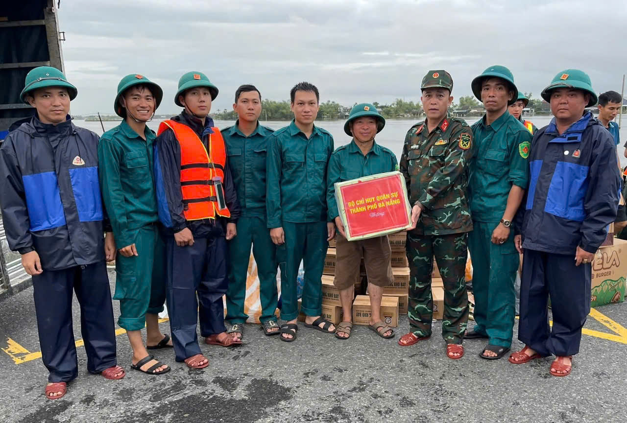 Nước r&uacute;t, lực lượng vũ trang Đ&agrave; Nẵng gi&uacute;p dọn b&ugrave;n trong đ&ecirc;m - Ảnh 8.