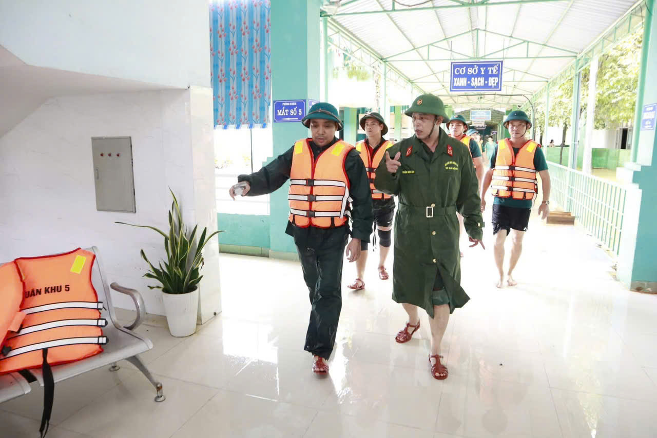 Nước r&uacute;t, lực lượng vũ trang Đ&agrave; Nẵng gi&uacute;p dọn b&ugrave;n trong đ&ecirc;m - Ảnh 4.