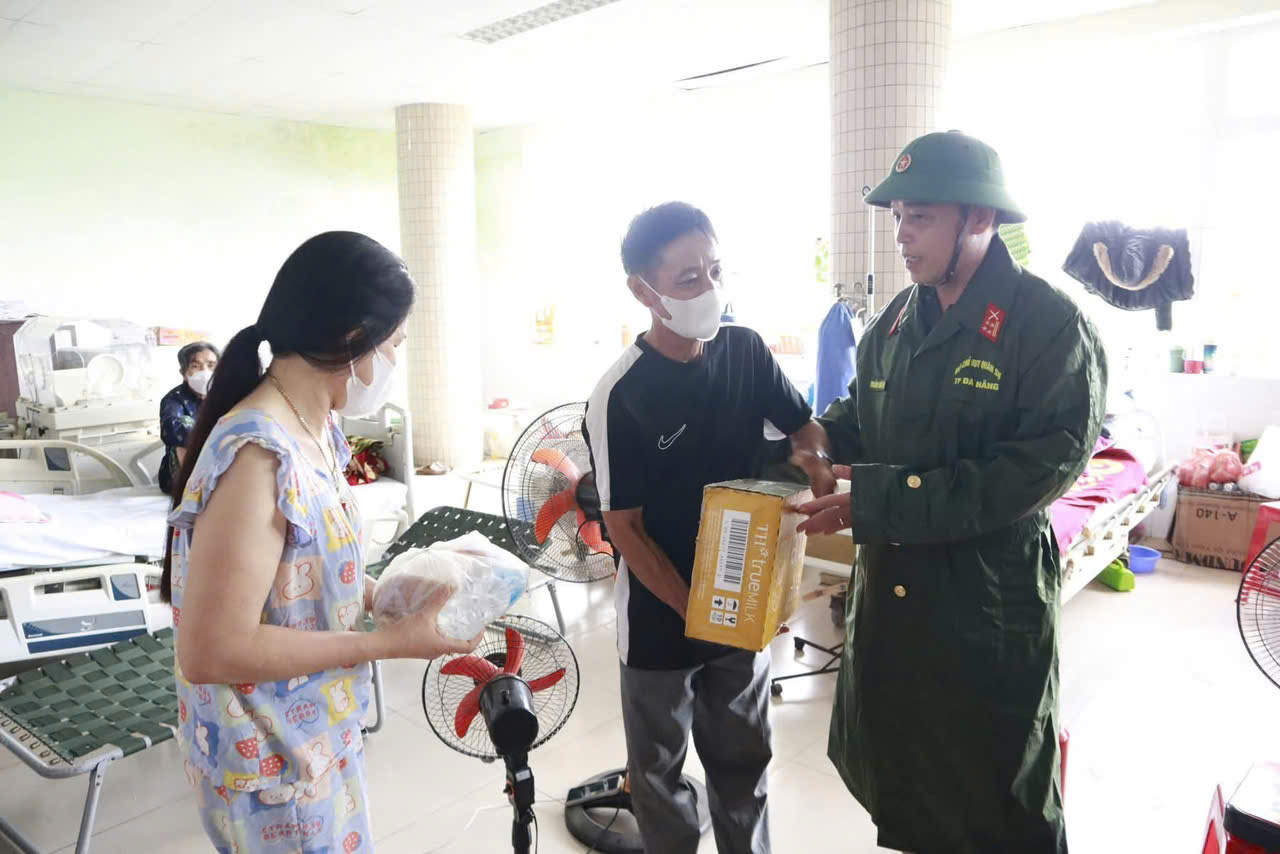 Nước r&uacute;t, lực lượng vũ trang Đ&agrave; Nẵng gi&uacute;p dọn b&ugrave;n trong đ&ecirc;m - Ảnh 5.