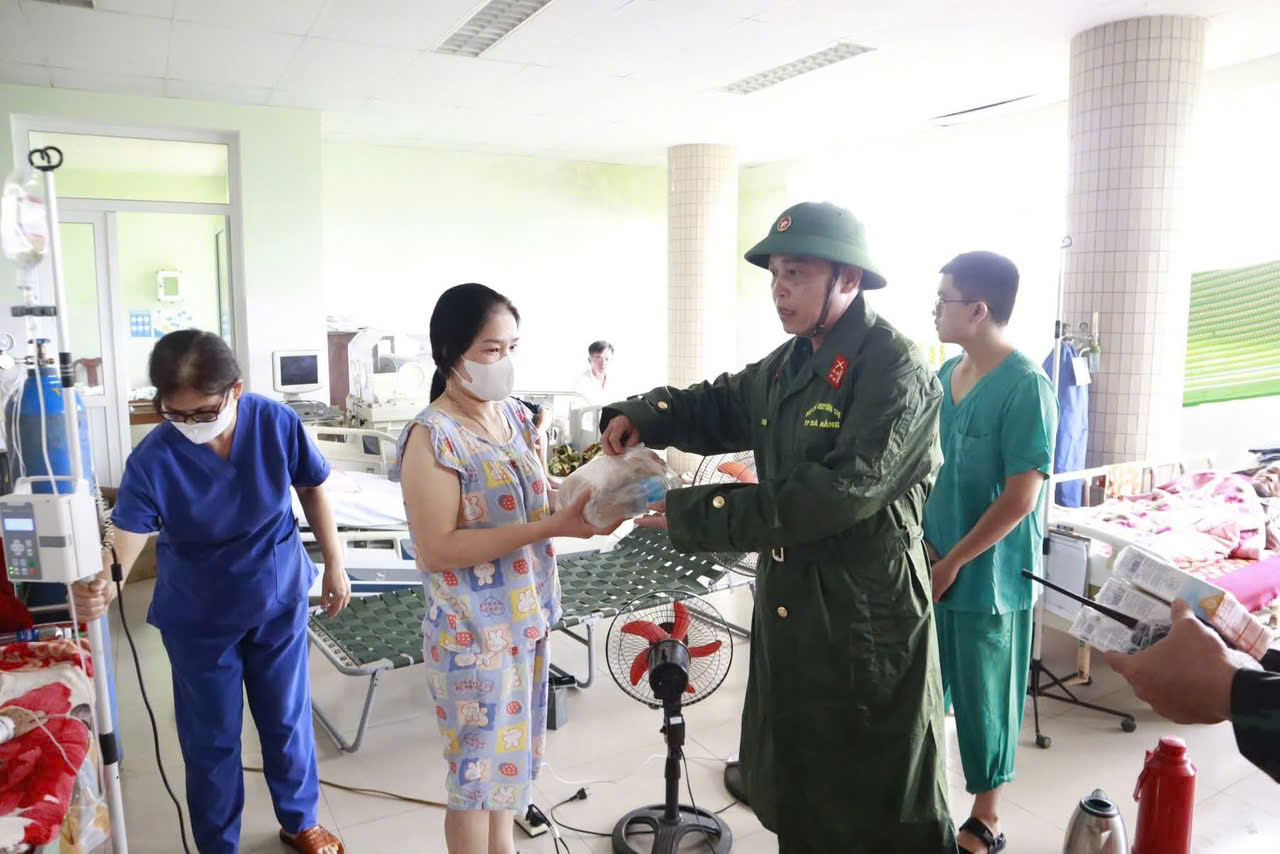 Nước r&uacute;t, lực lượng vũ trang Đ&agrave; Nẵng gi&uacute;p dọn b&ugrave;n trong đ&ecirc;m - Ảnh 6.
