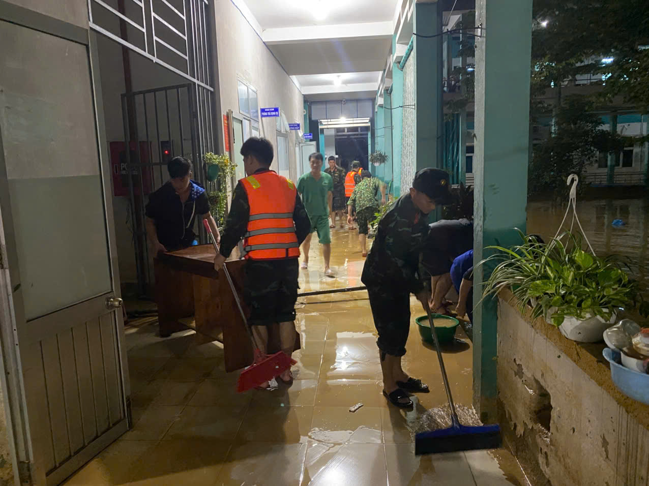 Nước r&uacute;t, lực lượng vũ trang Đ&agrave; Nẵng gi&uacute;p dọn b&ugrave;n trong đ&ecirc;m - Ảnh 13.