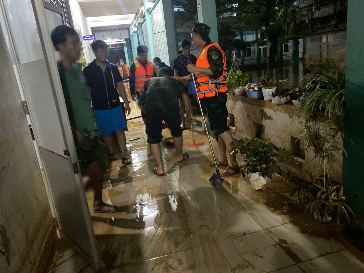Nước r&uacute;t, lực lượng vũ trang Đ&agrave; Nẵng gi&uacute;p dọn b&ugrave;n trong đ&ecirc;m - Ảnh 11.
