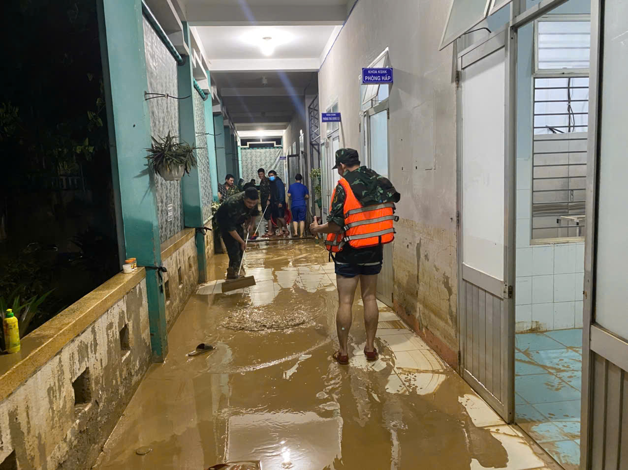 Nước r&uacute;t, lực lượng vũ trang Đ&agrave; Nẵng gi&uacute;p dọn b&ugrave;n trong đ&ecirc;m - Ảnh 16.