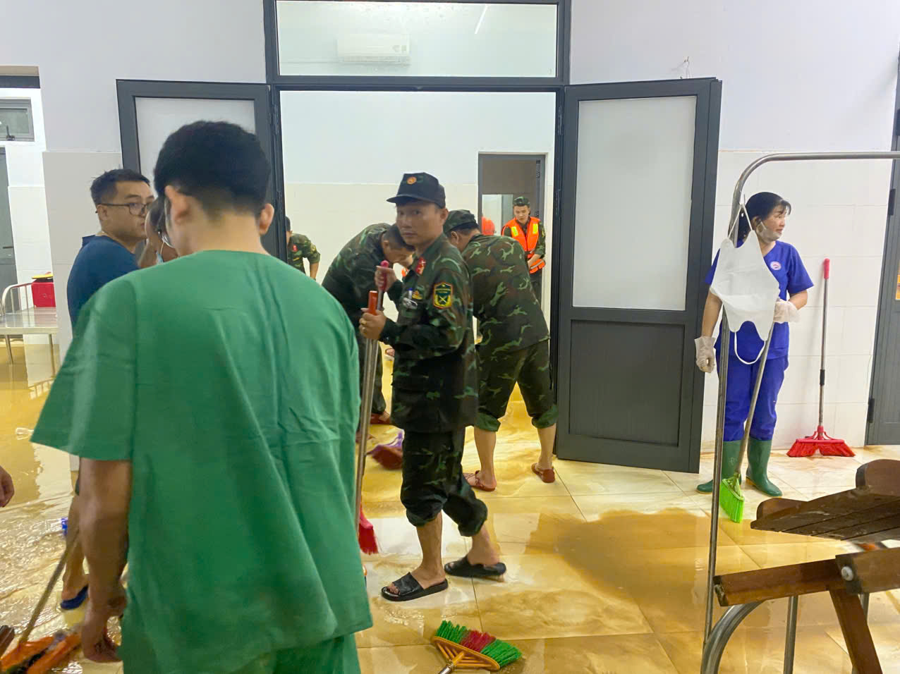 Nước r&uacute;t, lực lượng vũ trang Đ&agrave; Nẵng gi&uacute;p dọn b&ugrave;n trong đ&ecirc;m - Ảnh 17.