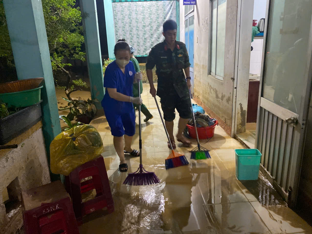 Nước r&uacute;t, lực lượng vũ trang Đ&agrave; Nẵng gi&uacute;p dọn b&ugrave;n trong đ&ecirc;m - Ảnh 15.