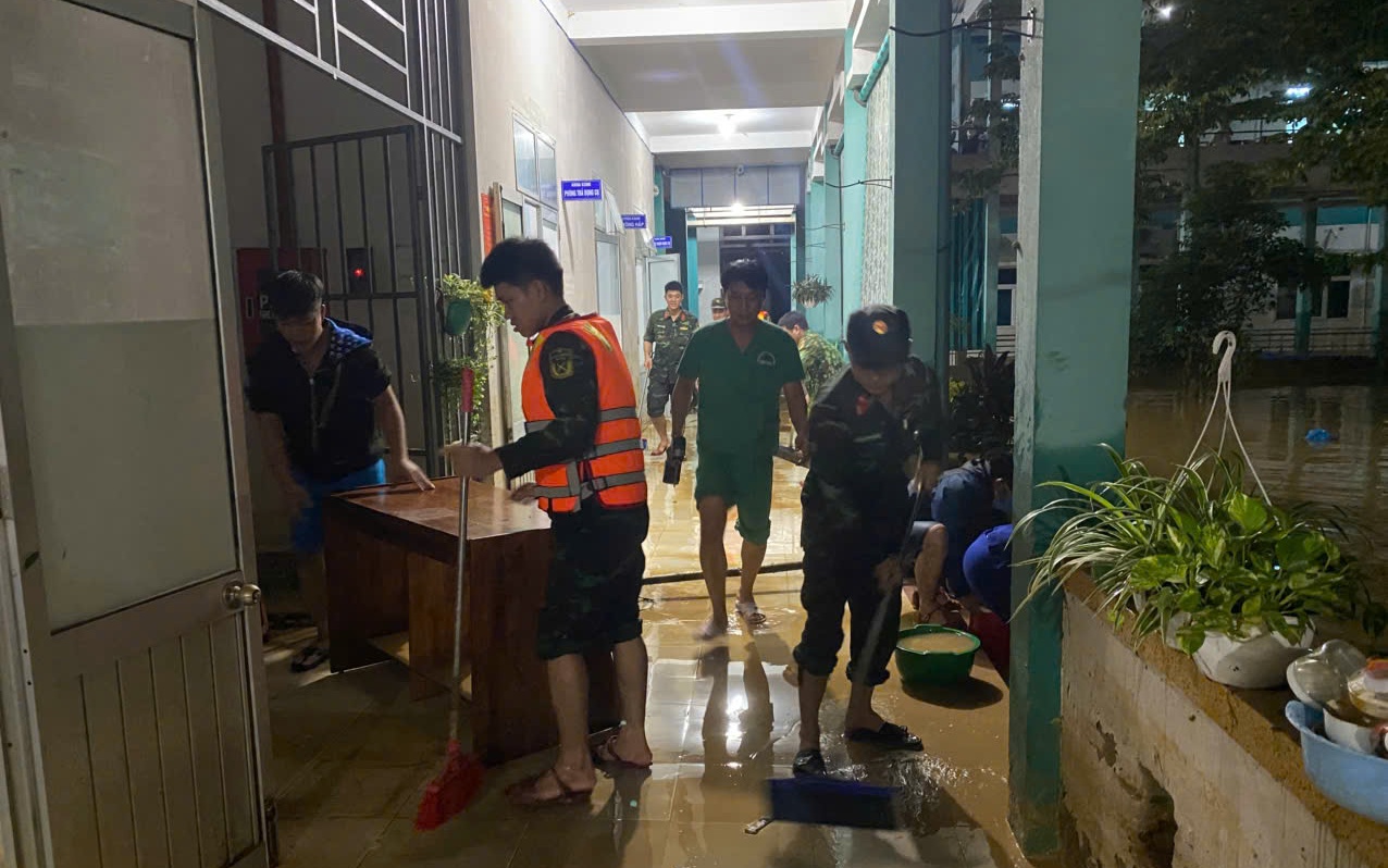 Nước rút, lực lượng vũ trang Đà Nẵng giúp dọn bùn trong đêm