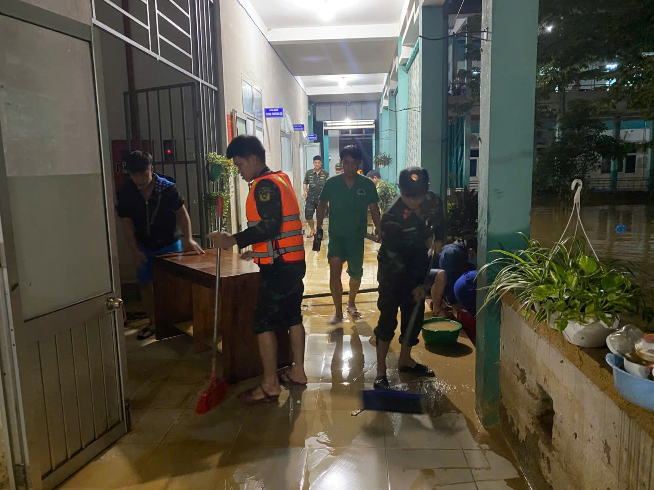 Nước r&uacute;t, lực lượng vũ trang Đ&agrave; Nẵng gi&uacute;p dọn b&ugrave;n trong đ&ecirc;m - Ảnh 14.