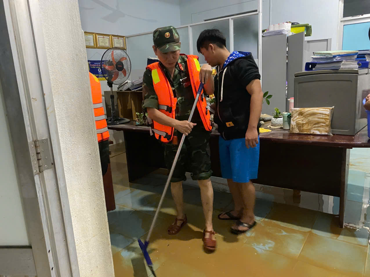 Nước r&uacute;t, lực lượng vũ trang Đ&agrave; Nẵng gi&uacute;p dọn b&ugrave;n trong đ&ecirc;m - Ảnh 12.