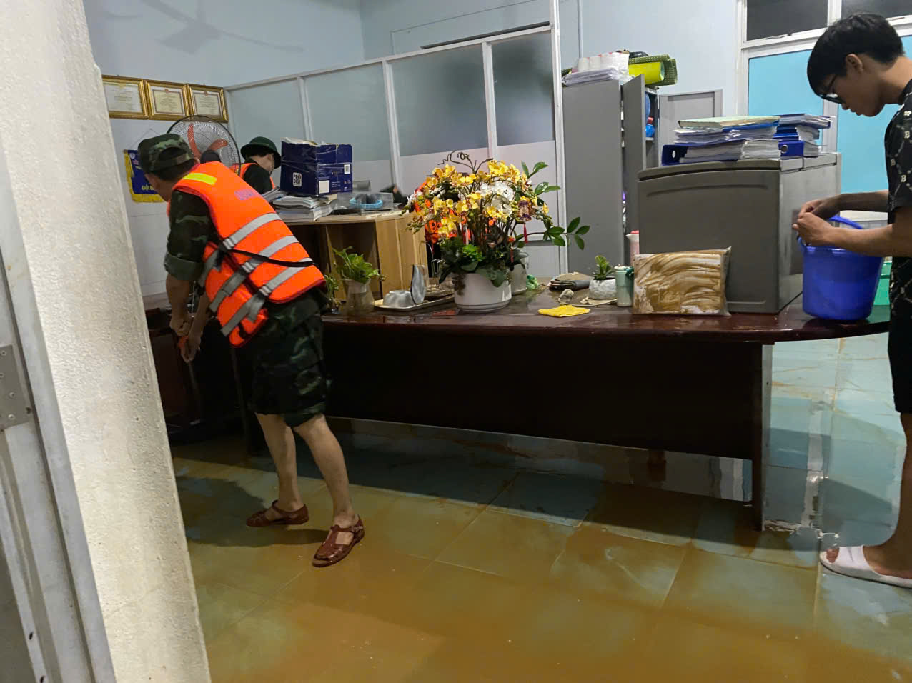 Nước r&uacute;t, lực lượng vũ trang Đ&agrave; Nẵng gi&uacute;p dọn b&ugrave;n trong đ&ecirc;m - Ảnh 2.