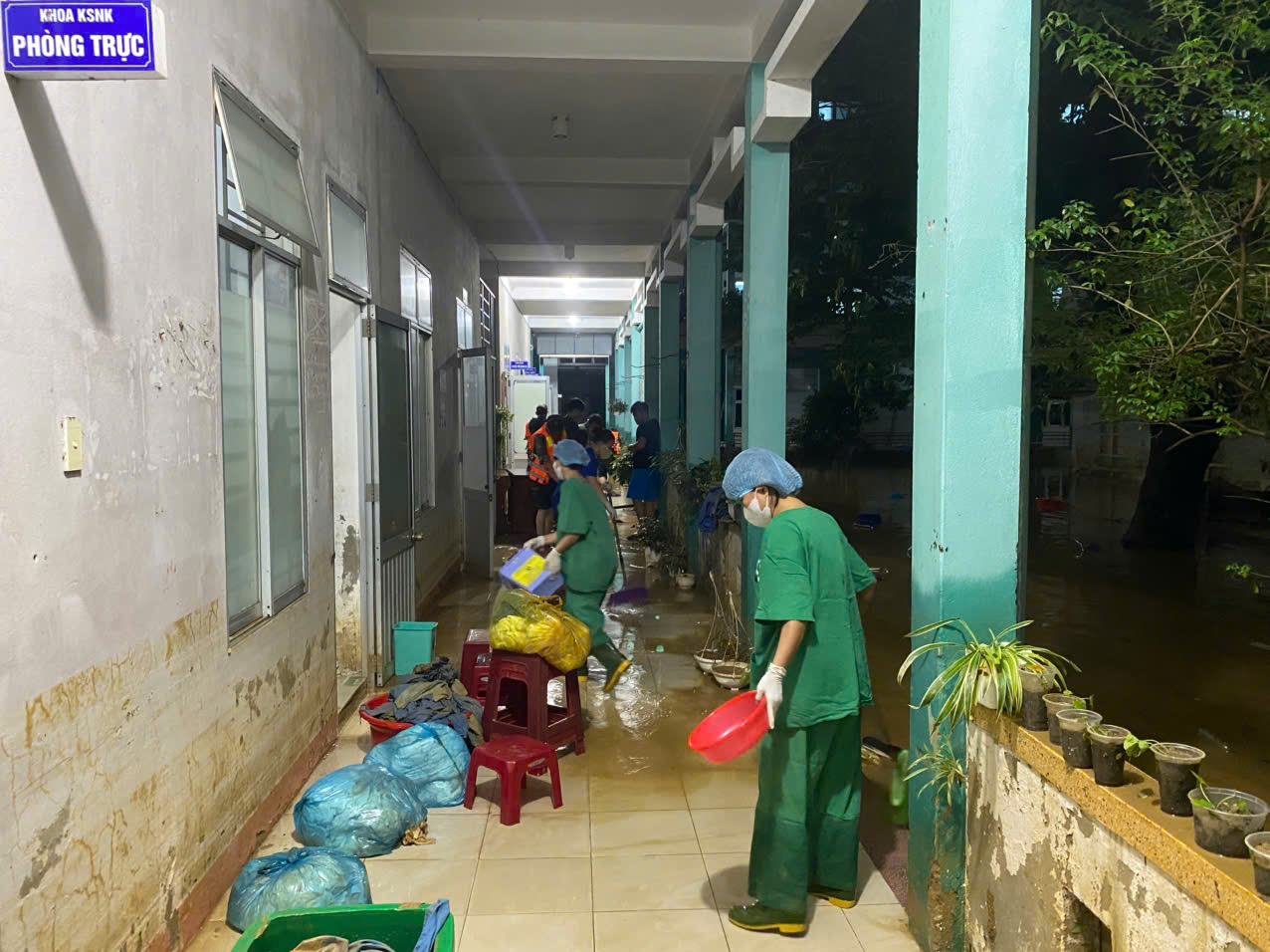 Nước r&uacute;t, lực lượng vũ trang Đ&agrave; Nẵng gi&uacute;p dọn b&ugrave;n trong đ&ecirc;m - Ảnh 3.