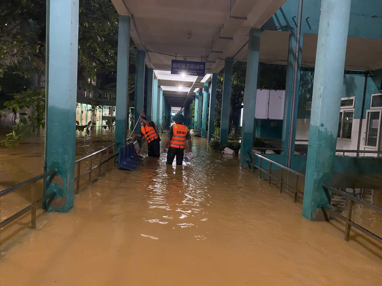 Nước r&uacute;t, lực lượng vũ trang Đ&agrave; Nẵng gi&uacute;p dọn b&ugrave;n trong đ&ecirc;m - Ảnh 18.