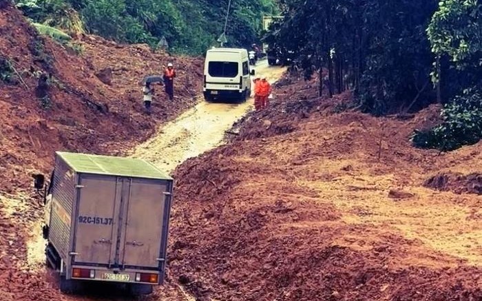 Thông tuyến đèo Lò Xo sau nhiều ngày ách tắc, hàng chục tài xế được "giải thoát"