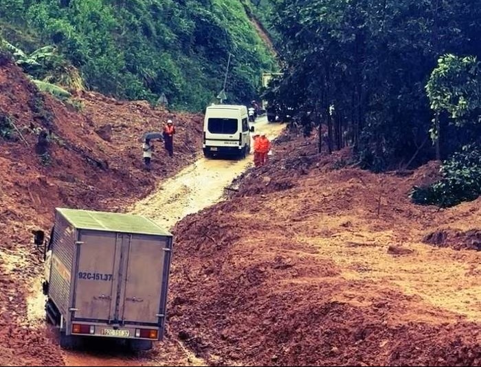 Thông tuyến đèo Lò Xo sau nhiều ngày ách tắc, hàng chục tài xế thoát khỏi sạt lở - Ảnh 1.