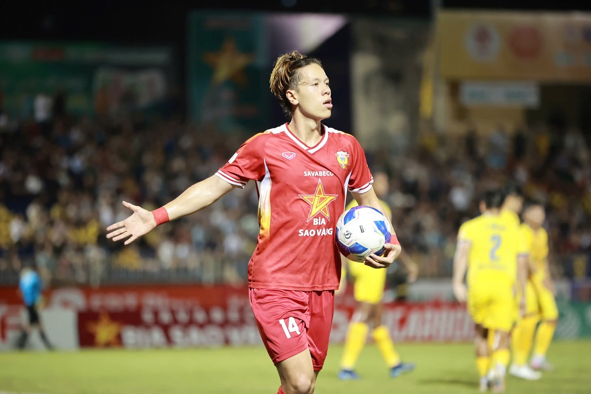 Văn Quyết l&agrave;m, đồng đội ph&aacute;, H&agrave; Nội FC "trắng tay" ở H&agrave; Tĩnh - Ảnh 1.