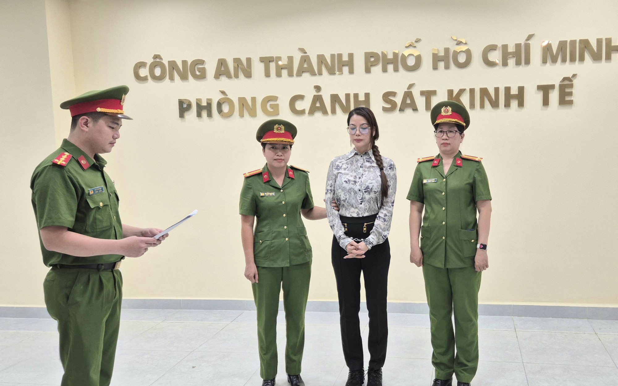 CLIP Công an TP HCM đọc lệnh bắt diễn viên Trương Ngọc Ánh - Ảnh 2.