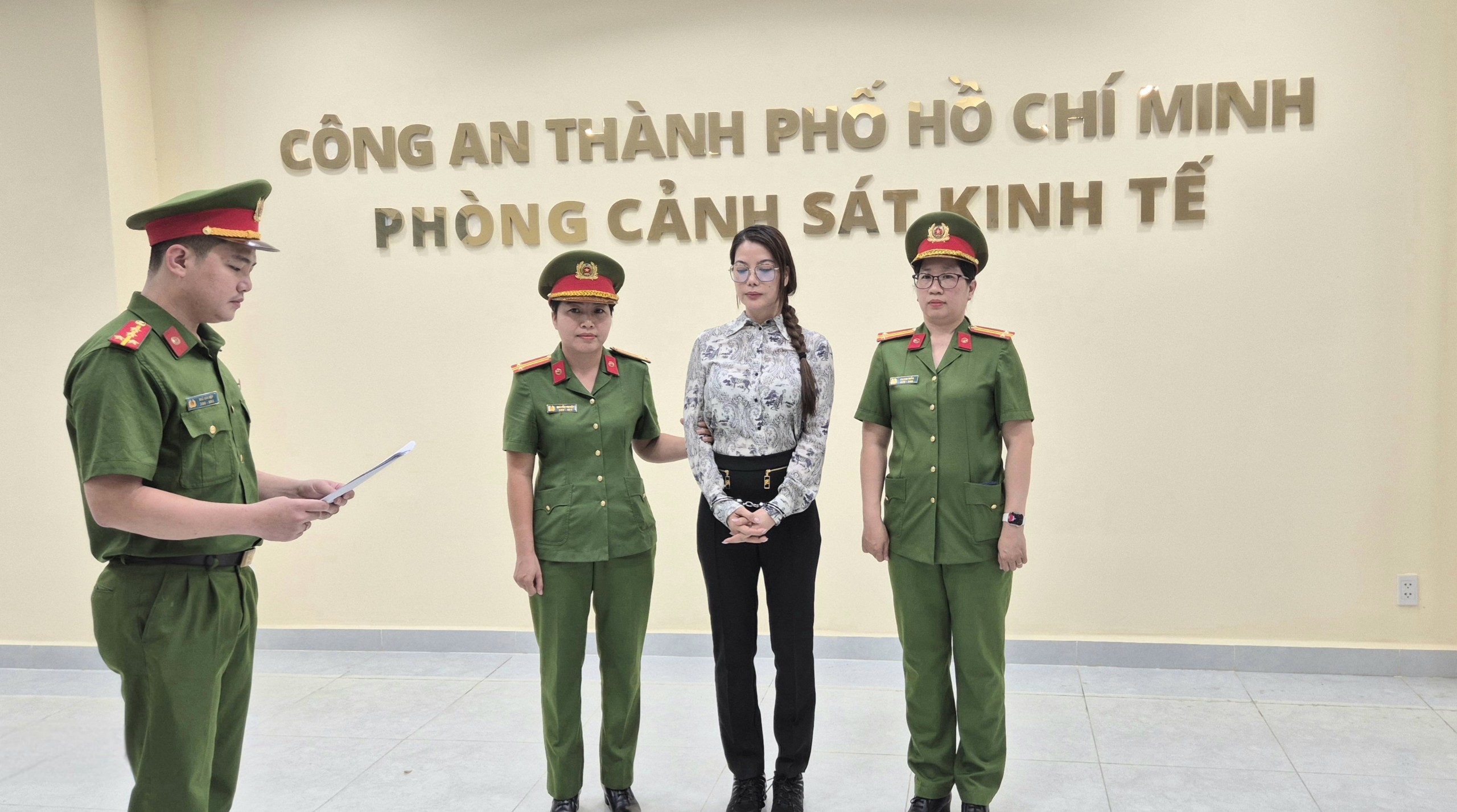 C&ocirc;ng an TP HCM bắt diễn vi&ecirc;n Trương Ngọc &Aacute;nh - Ảnh 1.