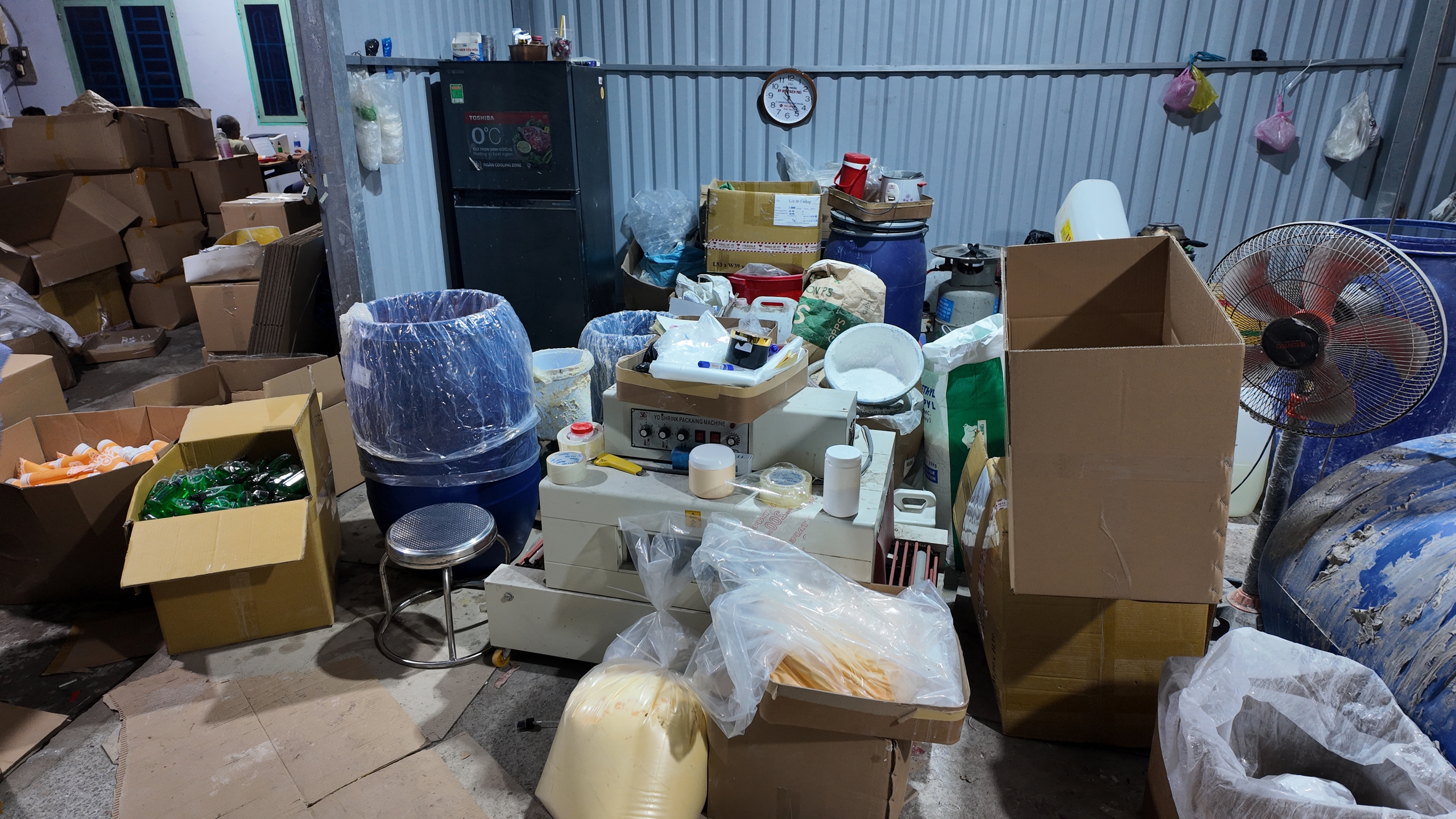 Xưởng sản xuất mỹ phẩm nhìn nổi da gà vừa bị Công an TP HCM triệt phá - Ảnh 3.