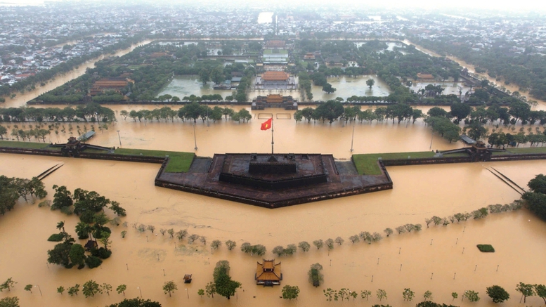 Miền Trung mưa lớn 700 mm , Thủ tướng chỉ đạo ứng phó hiệu quả - Ảnh 1.