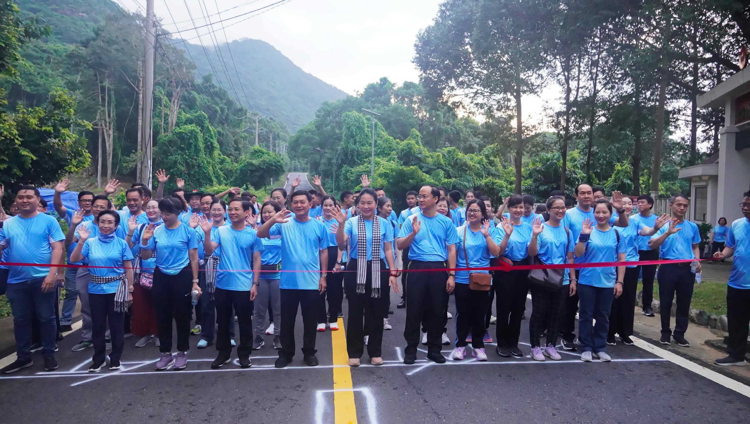 Đi bộ đồng h&agrave;nh v&igrave; "C&ocirc;n Đảo xanh" - Ảnh 1.