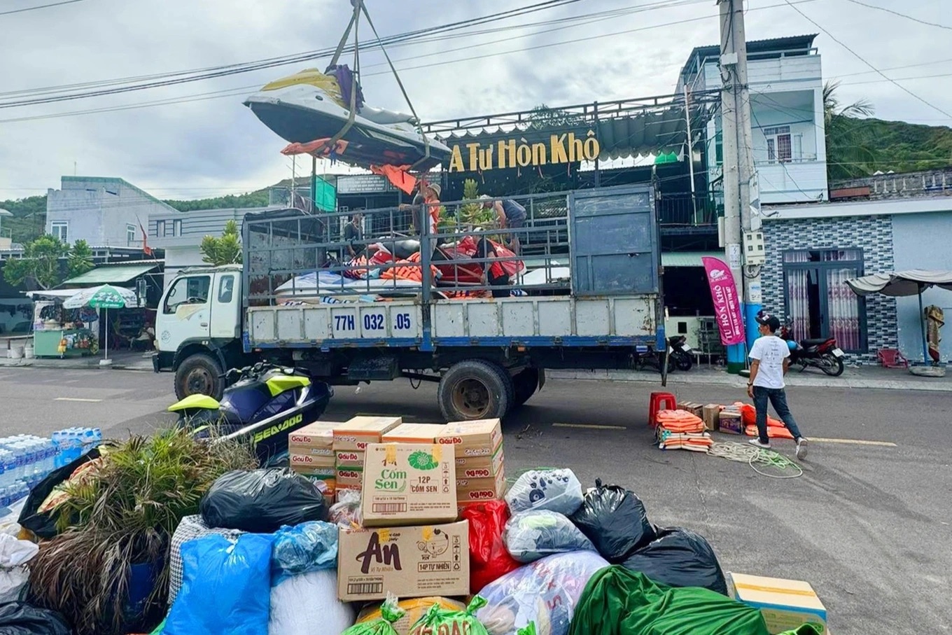 Nghĩa t&igrave;nh từ đảo nhỏ giữa tr&ugrave;ng khơi gửi về v&ugrave;ng lũ miền Trung - Ảnh 3.
