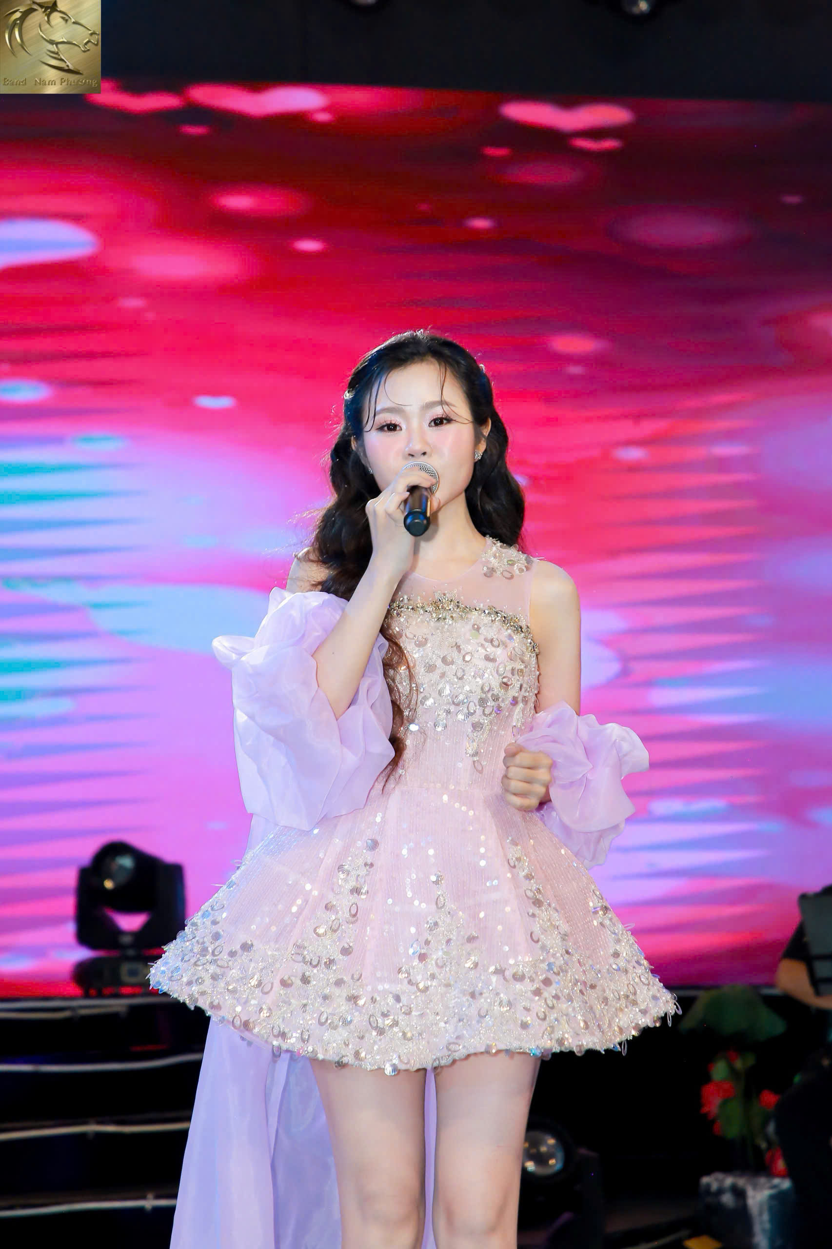 An L&ecirc;- Qu&aacute;n qu&acirc;n Ng&ocirc;i sao nhạc Việt ra mắt MV "&Aacute;o giặt b&ecirc;n s&ocirc;ng" - Ảnh 2.