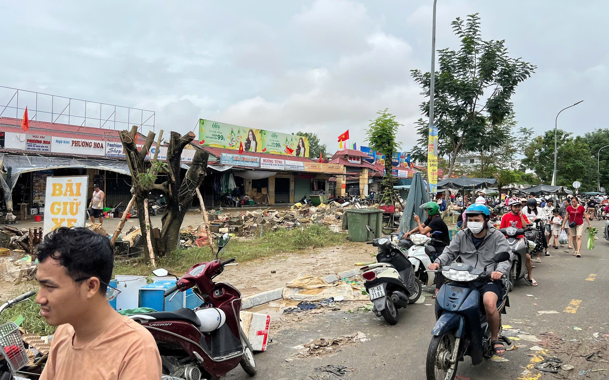 Xót xa nội thành Huế sau cơn lũ lịch sử