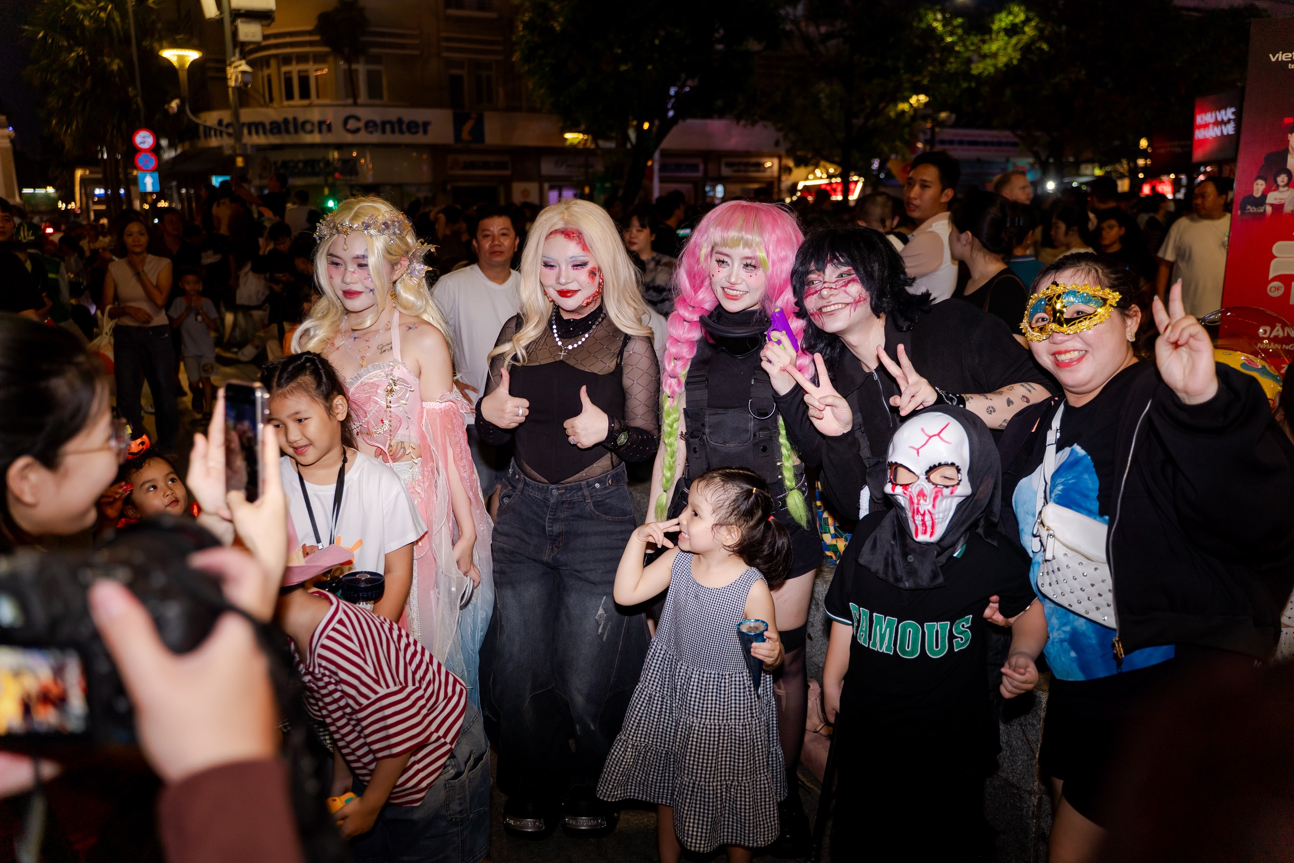 VIDEO: Nhiều bạn trẻ TP HCM kiếm "bộn" tiền trong đêm Halloween - Ảnh 1.
