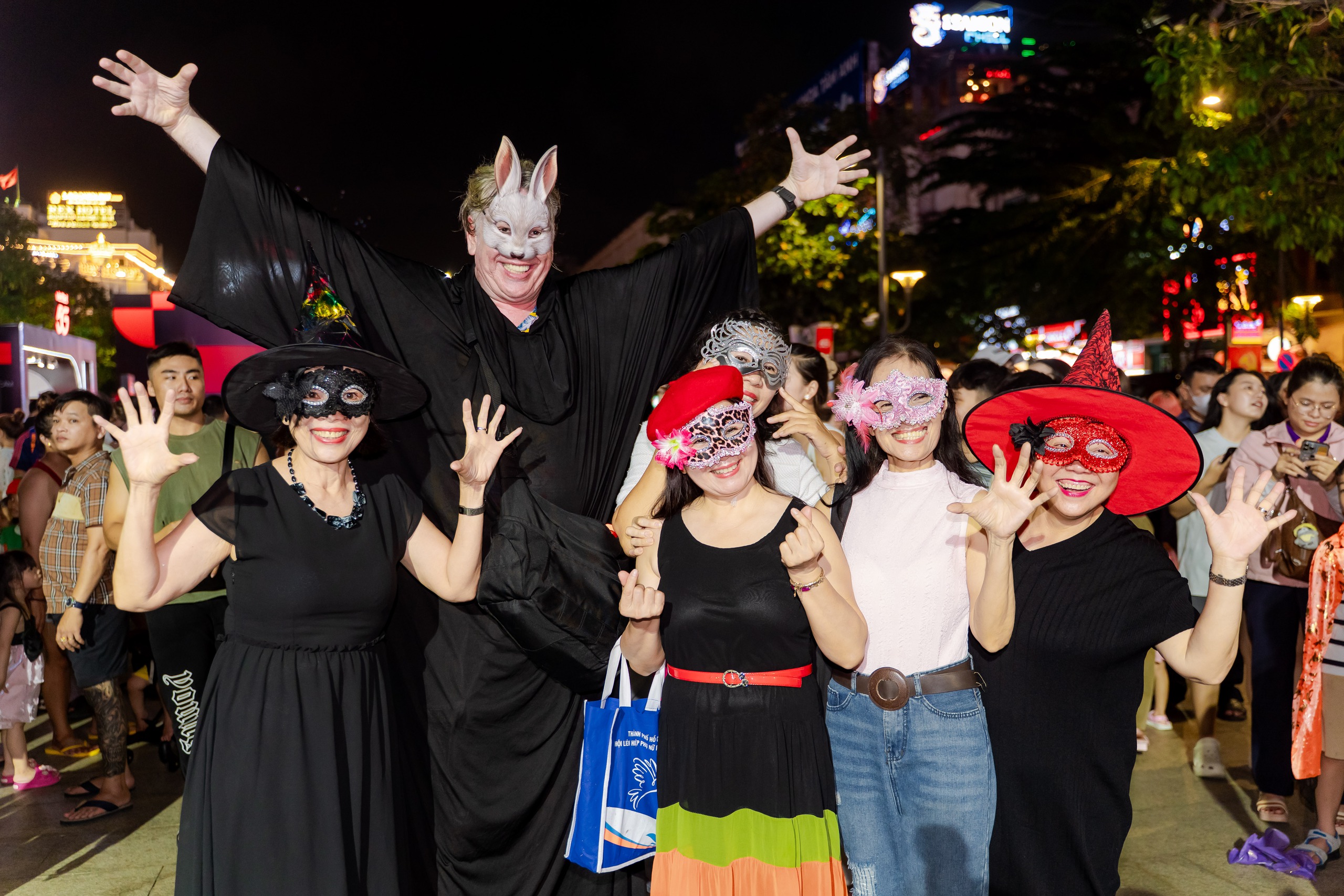 VIDEO: Nhiều bạn trẻ TP HCM kiếm "bộn" tiền trong đêm Halloween - Ảnh 2.