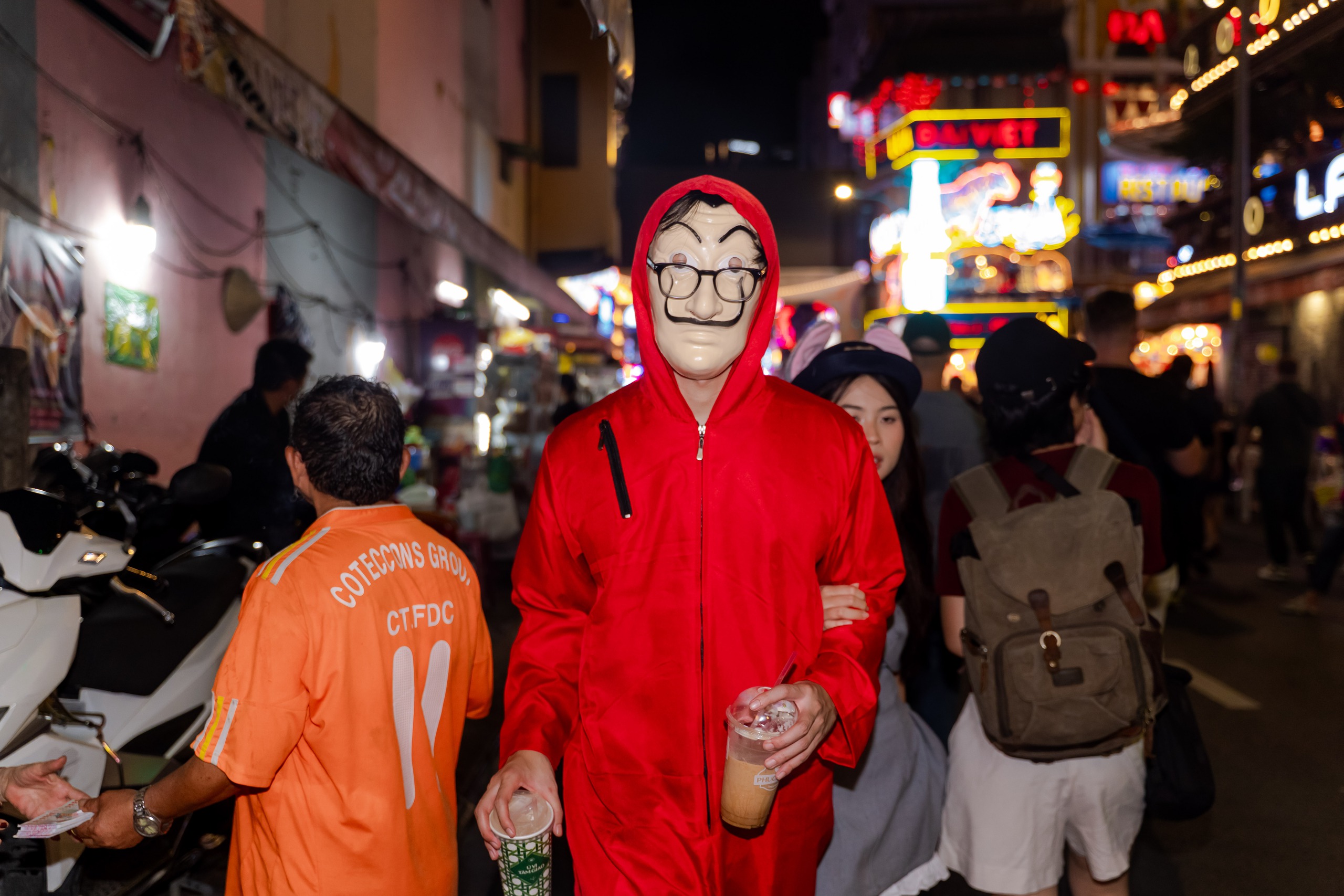 VIDEO: Nhiều bạn trẻ TP HCM kiếm "bộn" tiền trong đêm Halloween - Ảnh 15.