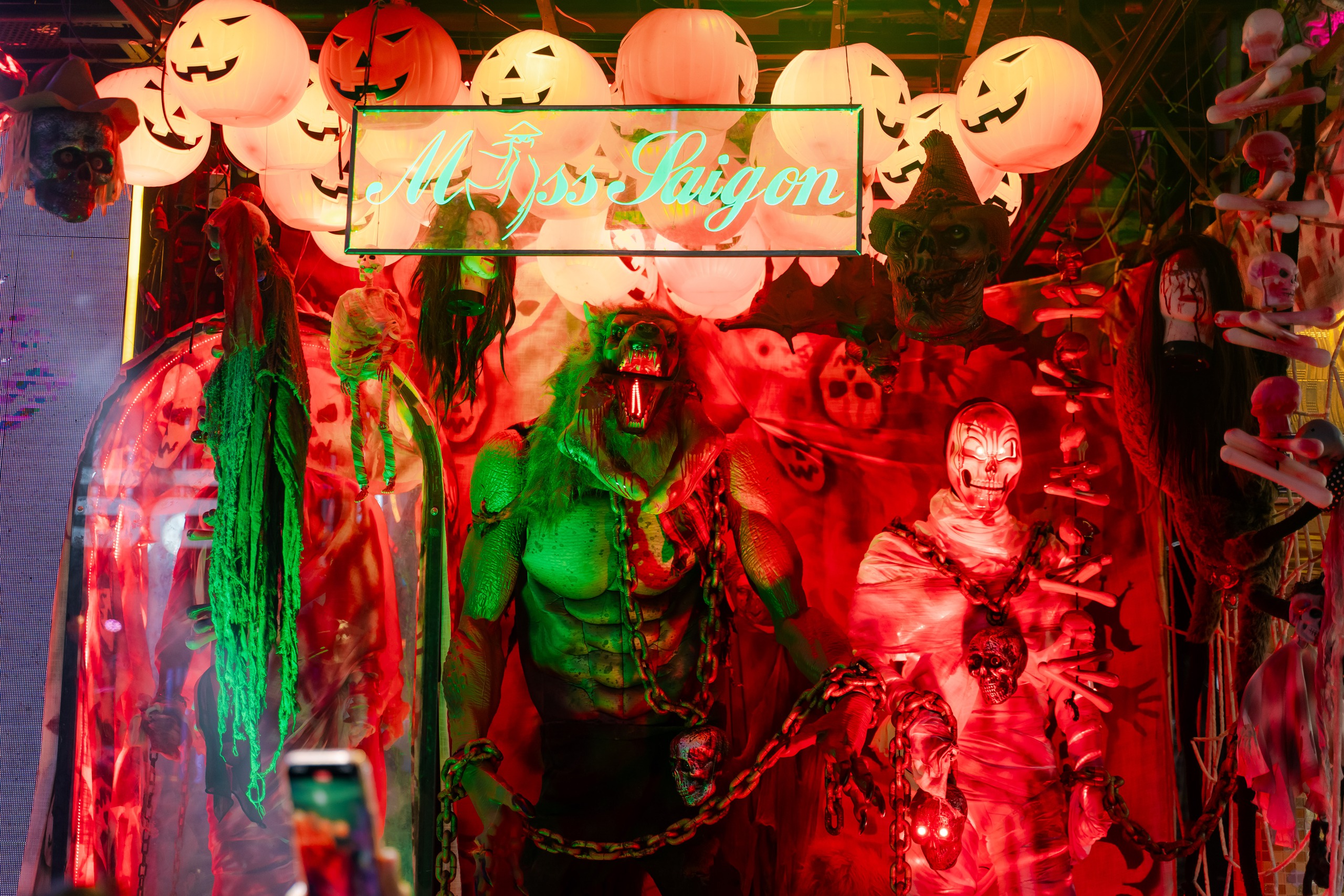 VIDEO: Nhiều bạn trẻ TP HCM kiếm "bộn" tiền trong đêm Halloween - Ảnh 11.