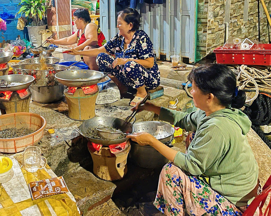 Nghĩa t&igrave;nh từ đảo nhỏ giữa tr&ugrave;ng khơi gửi về v&ugrave;ng lũ miền Trung - Ảnh 1.