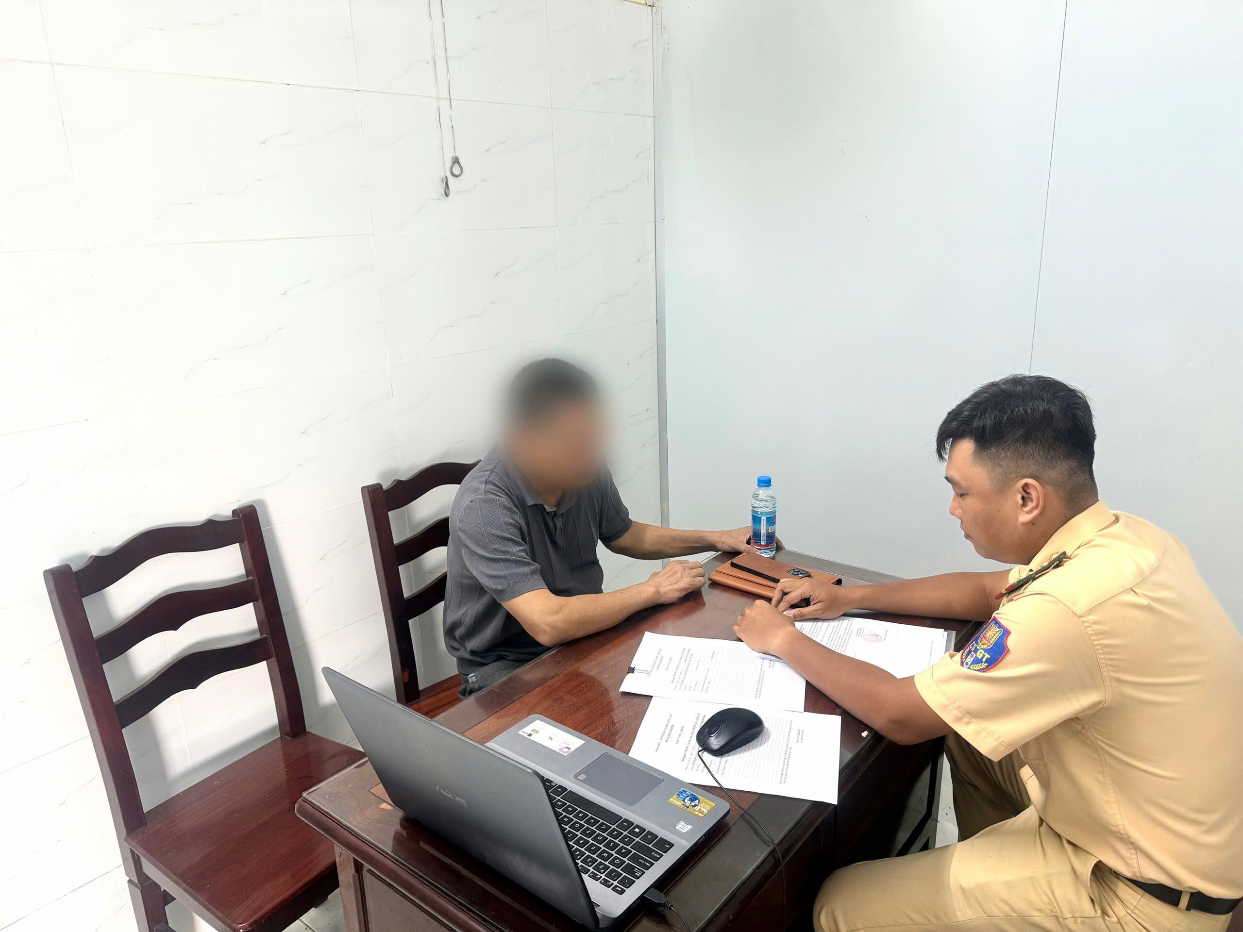Người đ&agrave;n &ocirc;ng đi ngược chiều tr&ecirc;n đường Mỹ Phước - T&acirc;n Vạn bị xử phạt 19 triệu đồng - Ảnh 1.