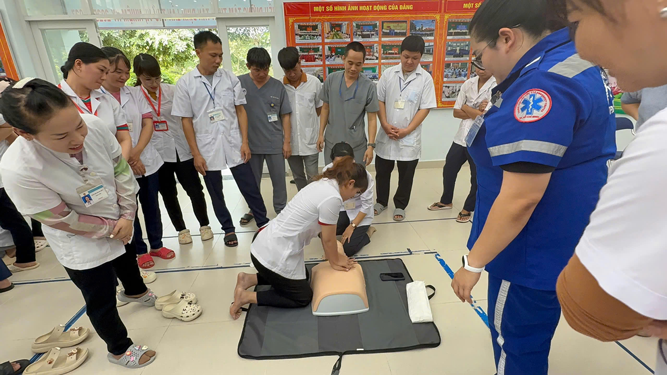 Chăm s&oacute;c sức khỏe to&agrave;n diện cho người yếu thế - Ảnh 1.