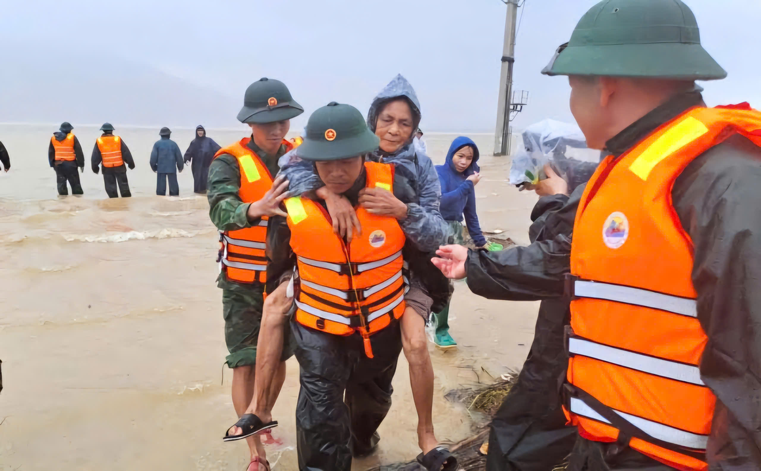 Ph&oacute; Thủ tướng Mai Văn Ch&iacute;nh kiểm tra di t&iacute;ch Đại nội Huế - Ảnh 2.