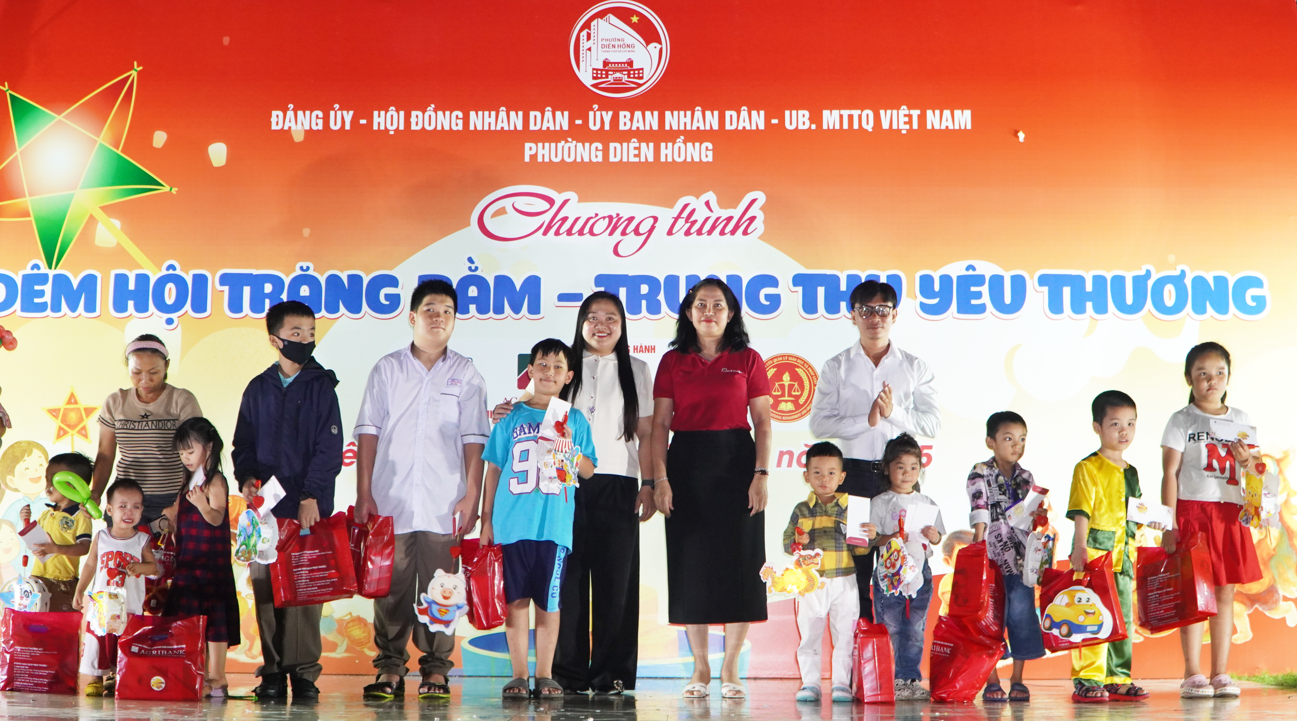 H&igrave;nh ảnh h&agrave;ng trăm thiếu nhi vui rước đ&egrave;n, đ&oacute;n trung thu giữa l&ograve;ng TP HCM - Ảnh 2.