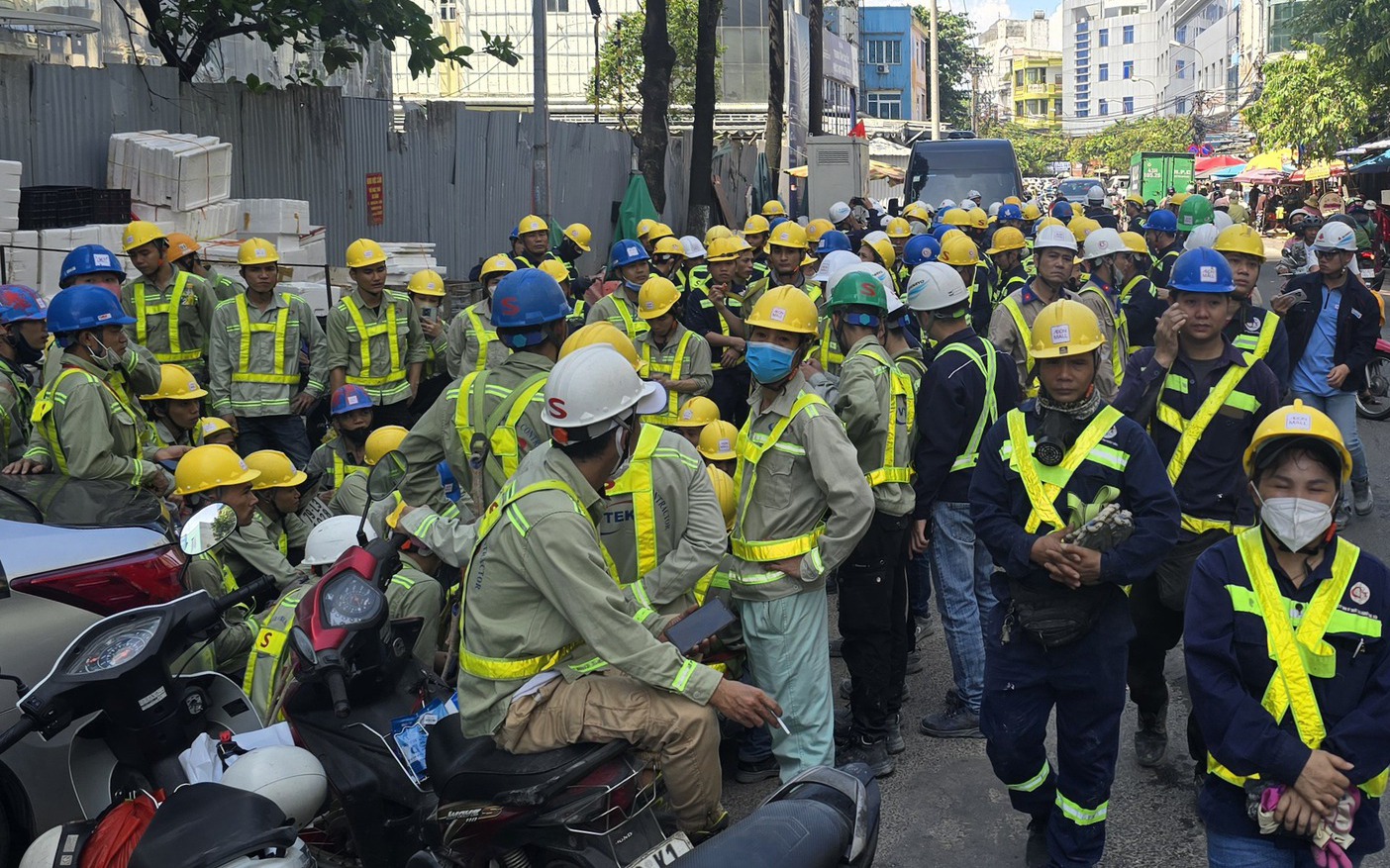 Cháy tại công trường cao ốc phức hợp Nguyễn Kim, hàng trăm công nhân sơ tán khẩn cấp